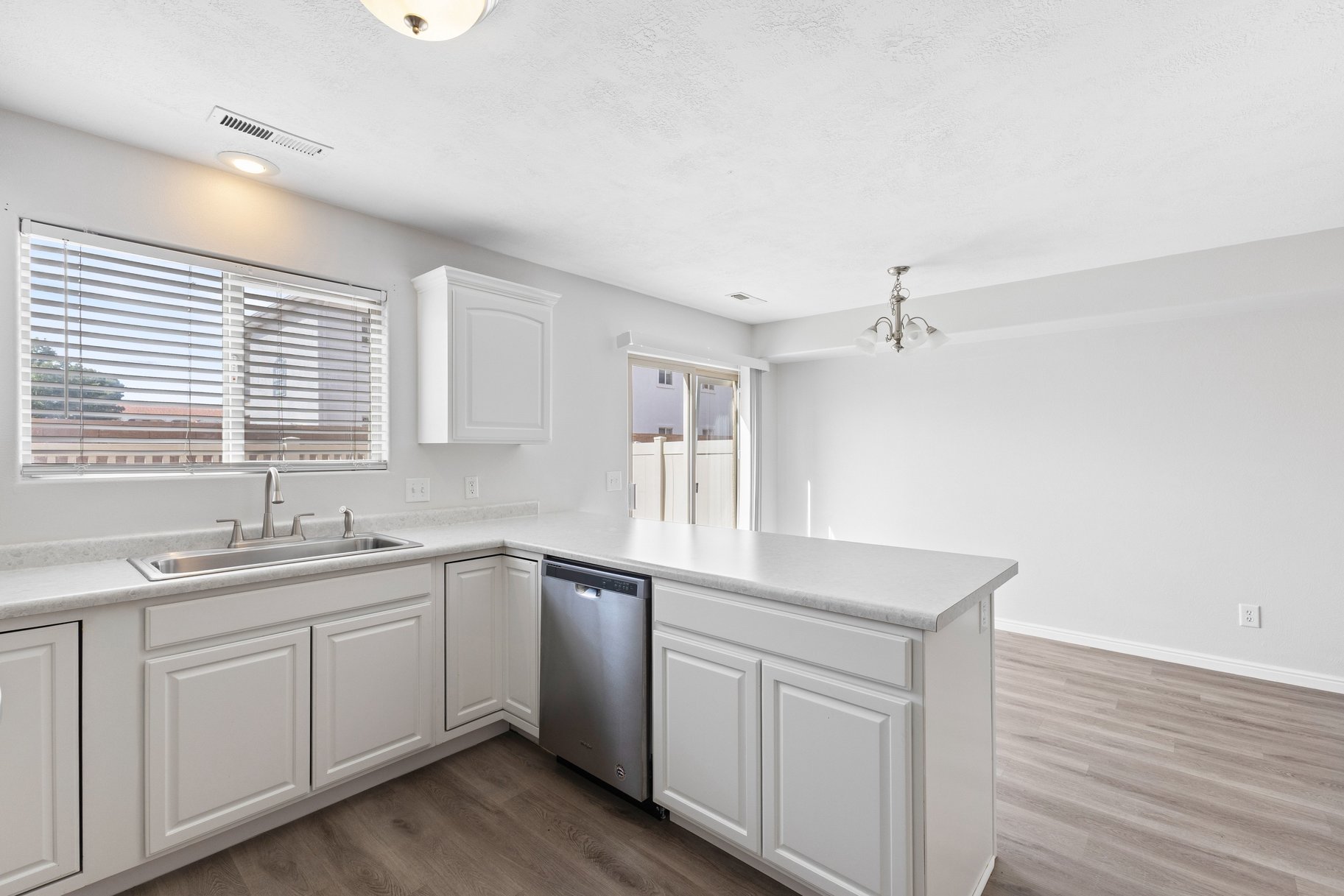  Private End Unit Townhome Near College, Hospital & Shopping – Move-In Ready - 物件實景