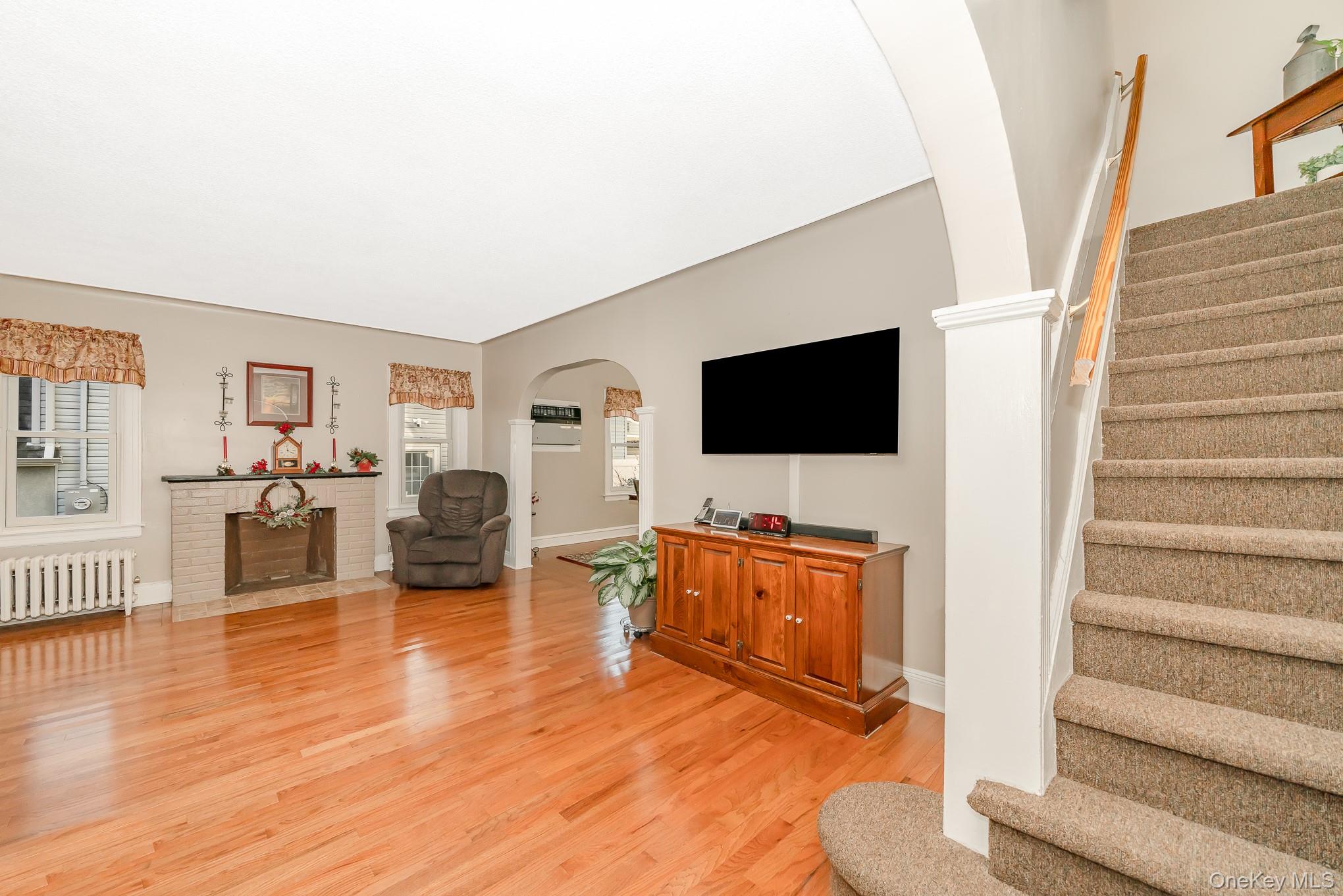 Mineola, New York, 11501, United States, 4 Bedrooms Bedrooms, ,2 BathroomsBathrooms,Residential,For Sale,2005697