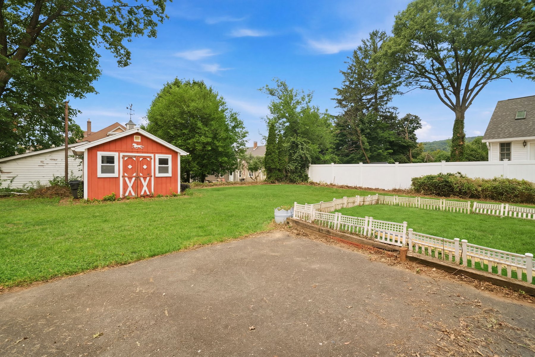  Charming Brick Ranch Home Ready for Your Vision - 物件實景