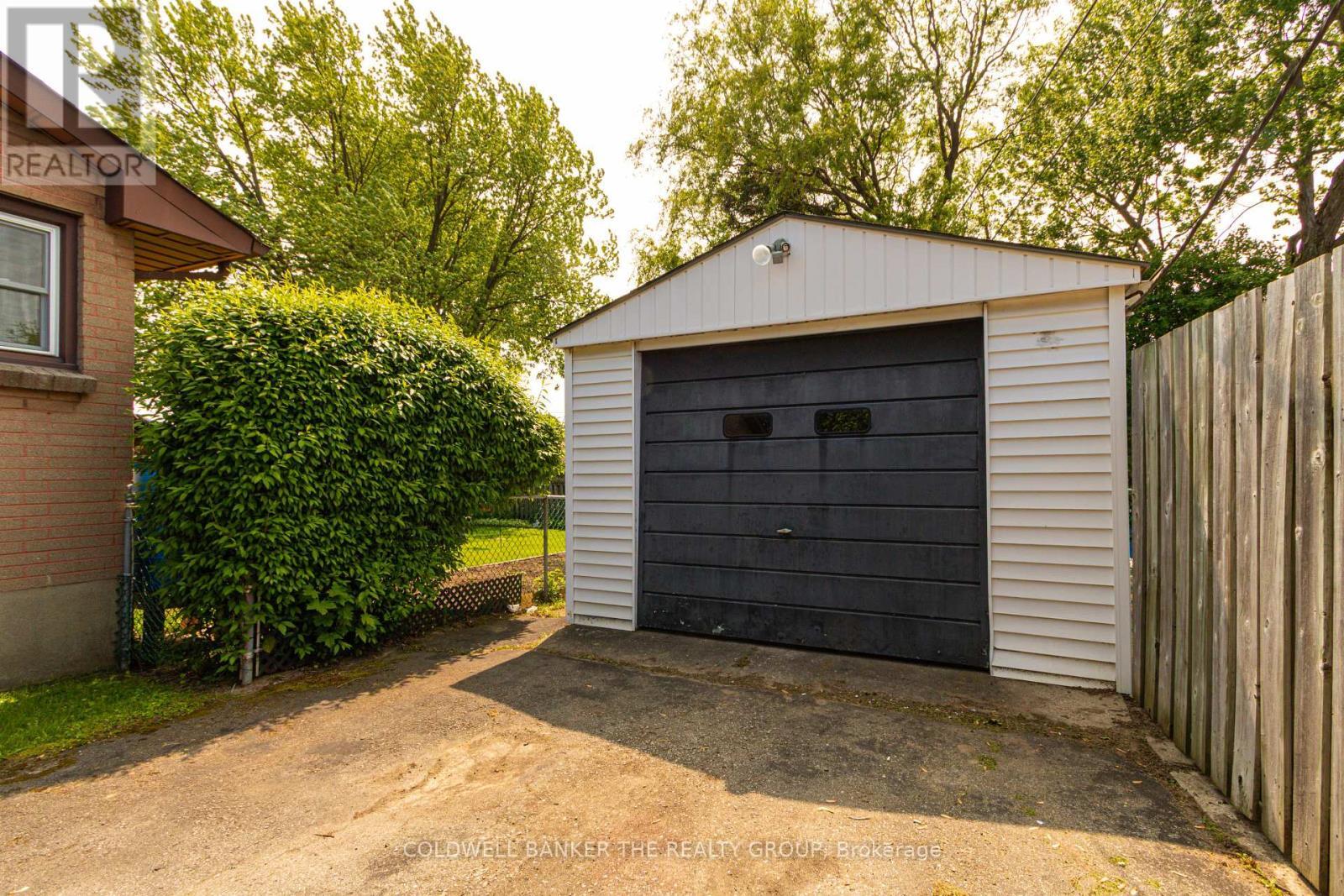 LONDON EAST (EAST H), Ontario, N5W 4X8, CA, 6 Bedrooms Bedrooms, ,2 BathroomsBathrooms,Residential,For Sale,1913385