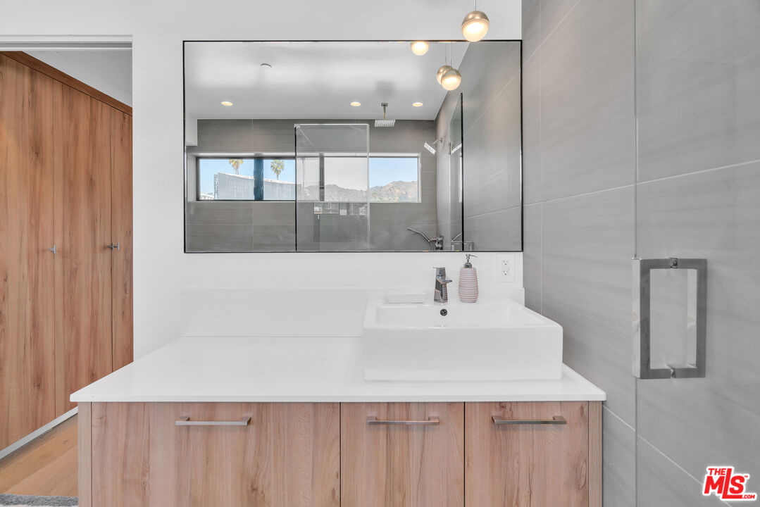 Los Angeles, California, 90046, United States, 3 Bedrooms Bedrooms, ,3 BathroomsBathrooms,Residential,For Sale,1827071