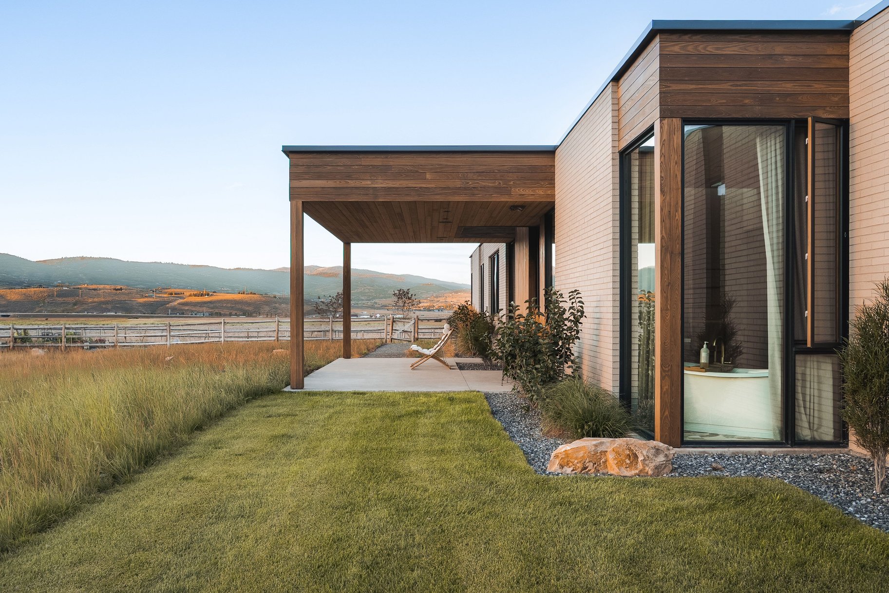  Single-Level Modern at Old Ranch Road Surrounded by Meadow and Mountain Views - 物件實景