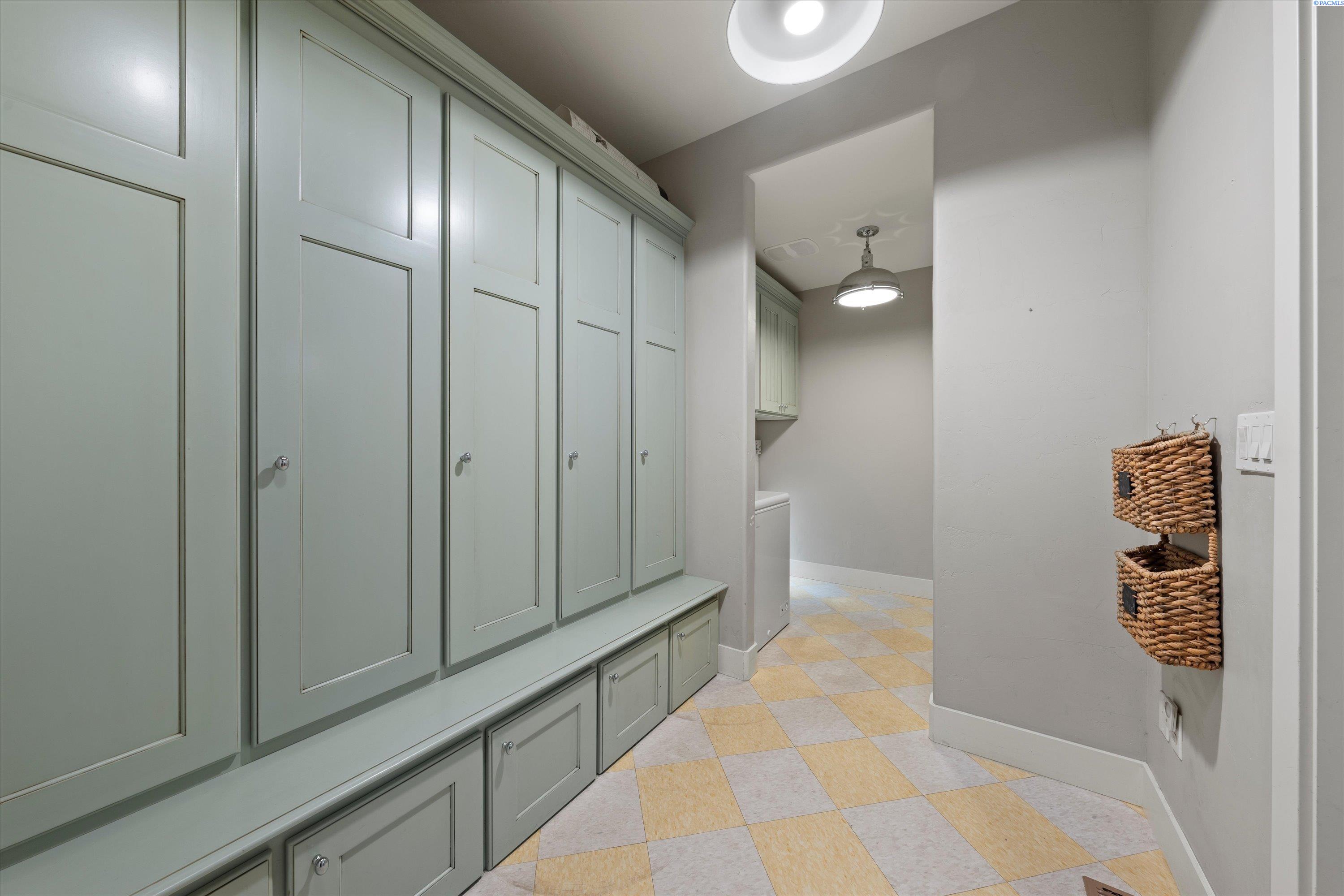 Richland, Washington, 99352, United States, 5 Bedrooms Bedrooms, ,3 BathroomsBathrooms,Residential,For Sale,1987518