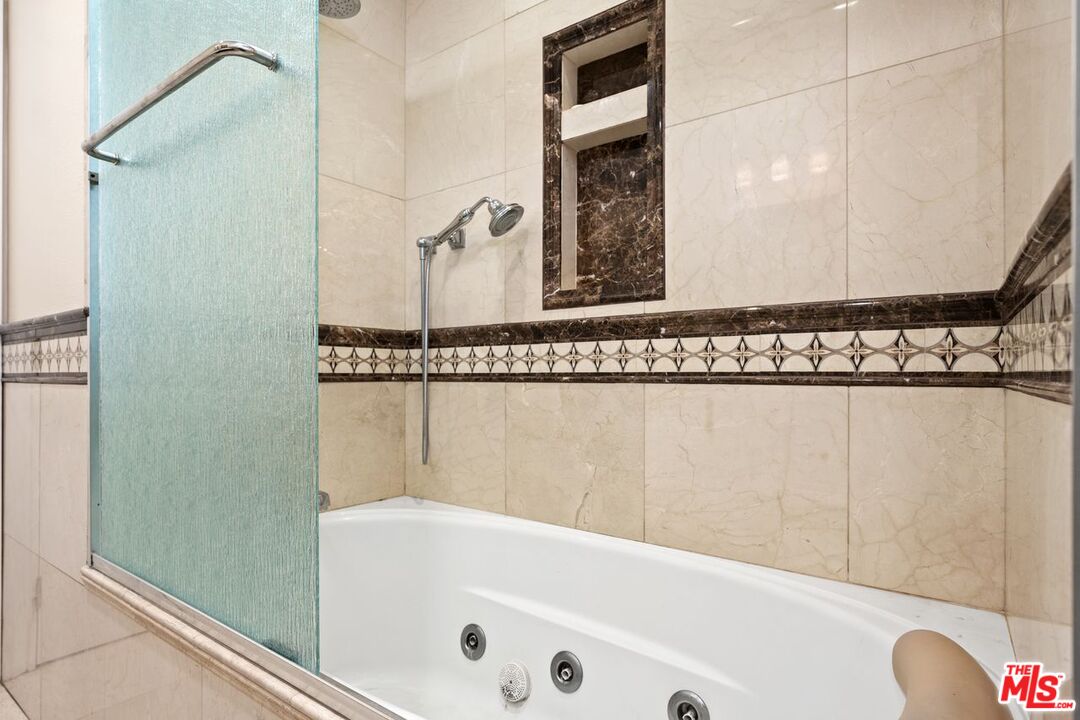 Los Angeles, California, 90056, United States, 5 Bedrooms Bedrooms, ,3 BathroomsBathrooms,Residential,For Sale,1987741