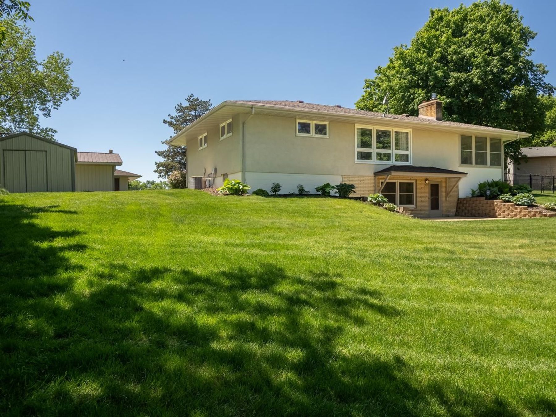  Beautifully Maintained Living with Maple Lake Views - 物件實景