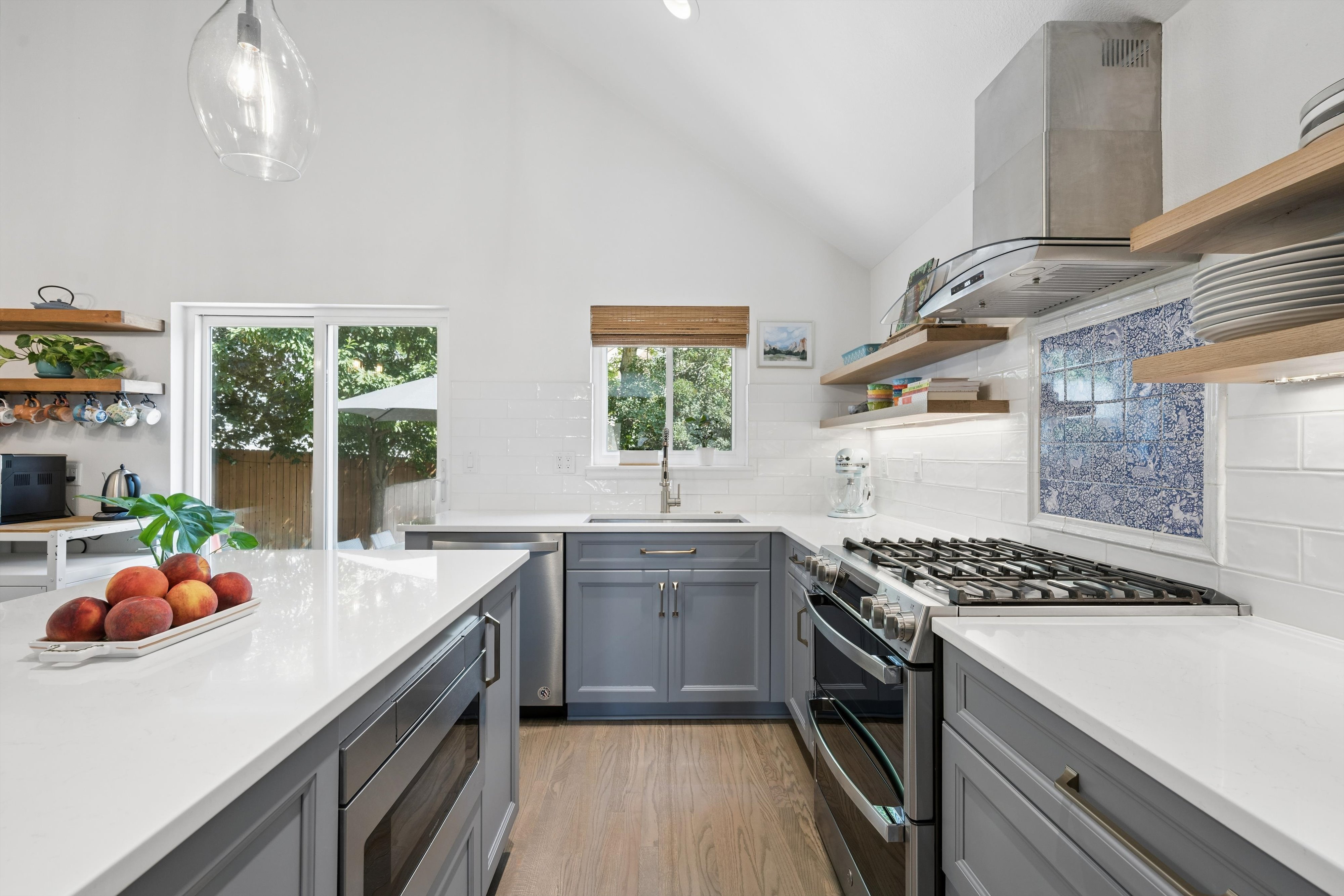  Beautifully updated home-Renovated from top to bottom with exceptional attention - 物件實景