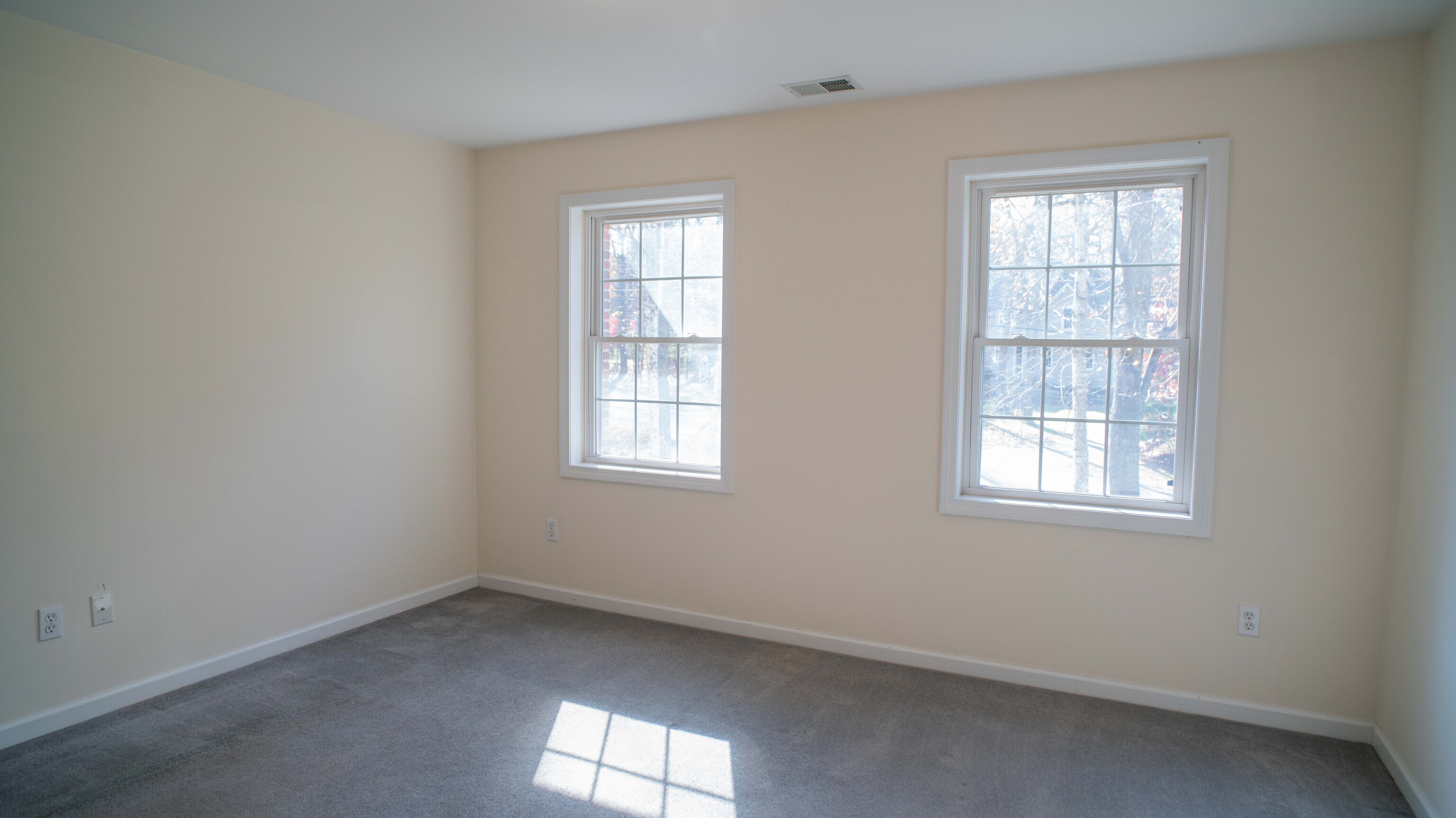 Tolland, Connecticut, 06084, United States, 4 Bedrooms Bedrooms, ,3 BathroomsBathrooms,Residential,For Sale,1989613