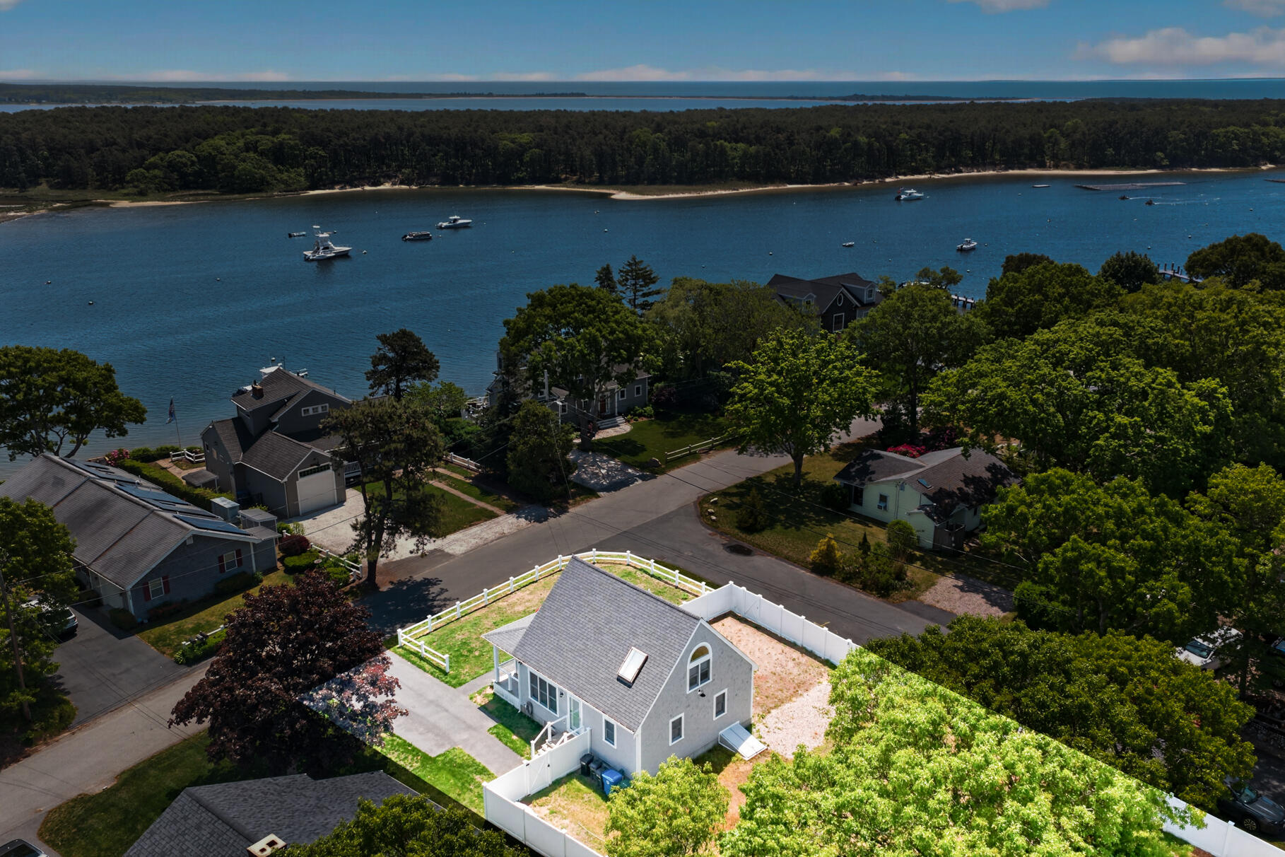  245 Edgewater Drive E - 物件實景