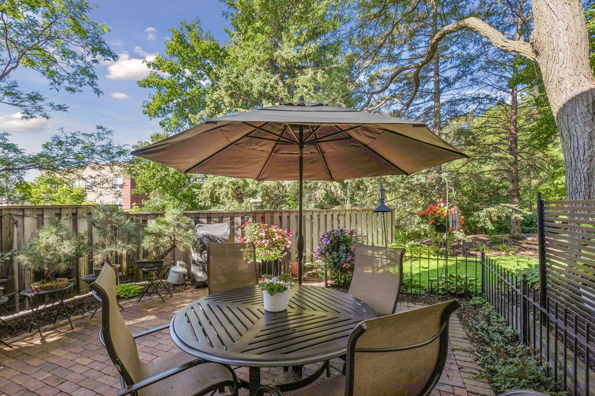  Updated Townhome with Beautiful Green Space Near Lake of the Isles - 物件實景