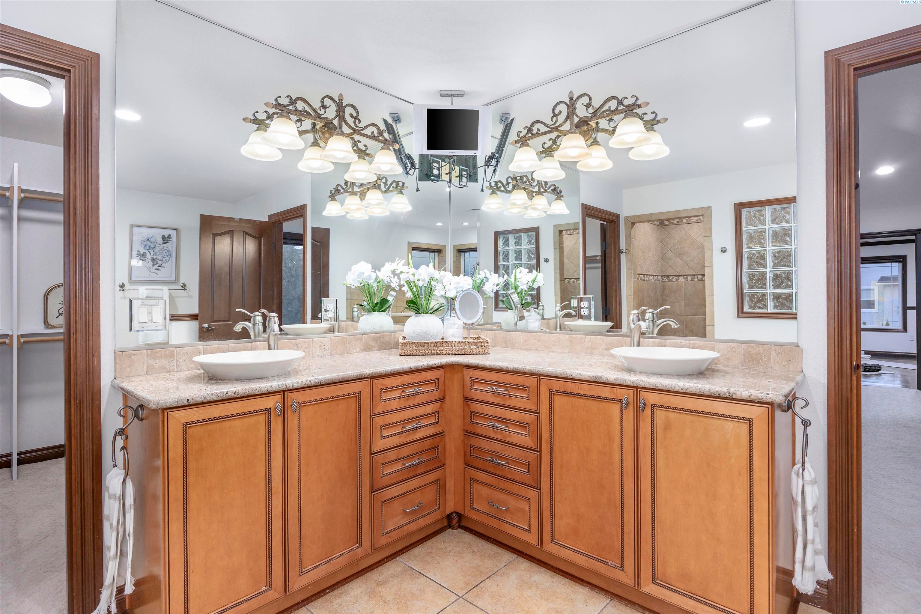 Pasco, Washington, 99301, United States, 5 Bedrooms Bedrooms, ,4 BathroomsBathrooms,Residential,For Sale,1988519