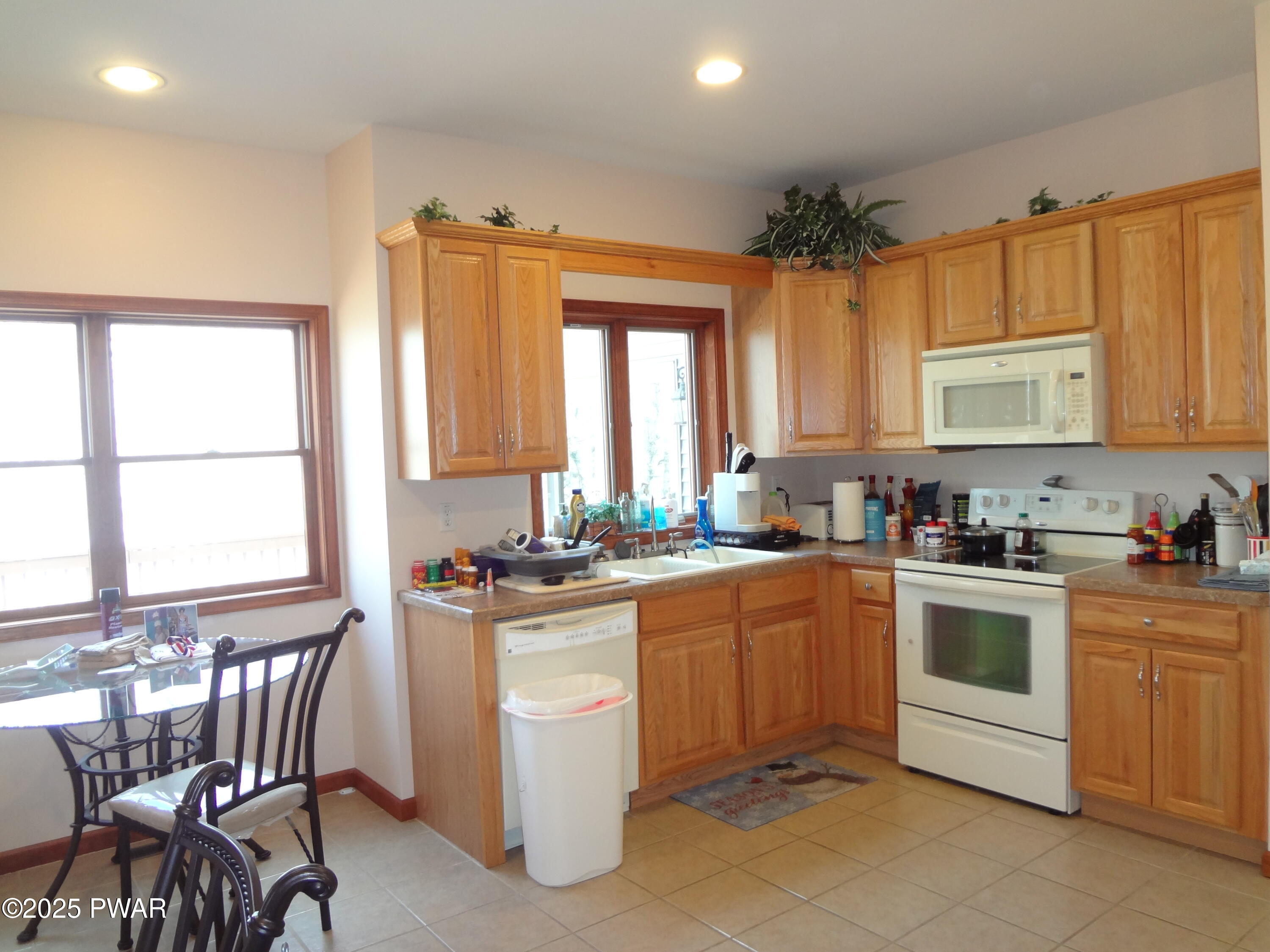 Hawley, Pennsylvania, 18428, United States, 4 Bedrooms Bedrooms, ,3 BathroomsBathrooms,Residential,For Sale,1983271