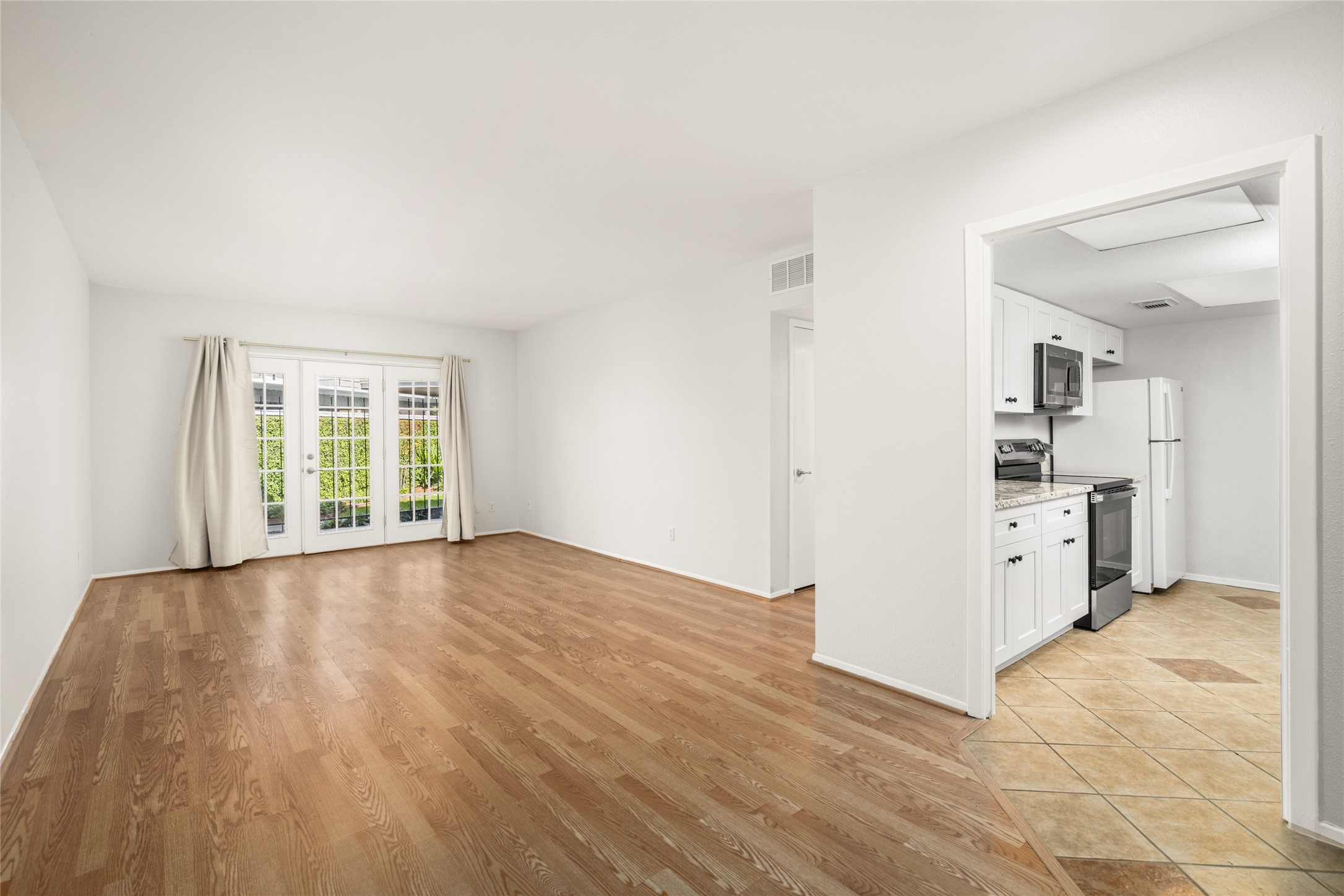  2238 S Piney Point Road #102 - 物件實景