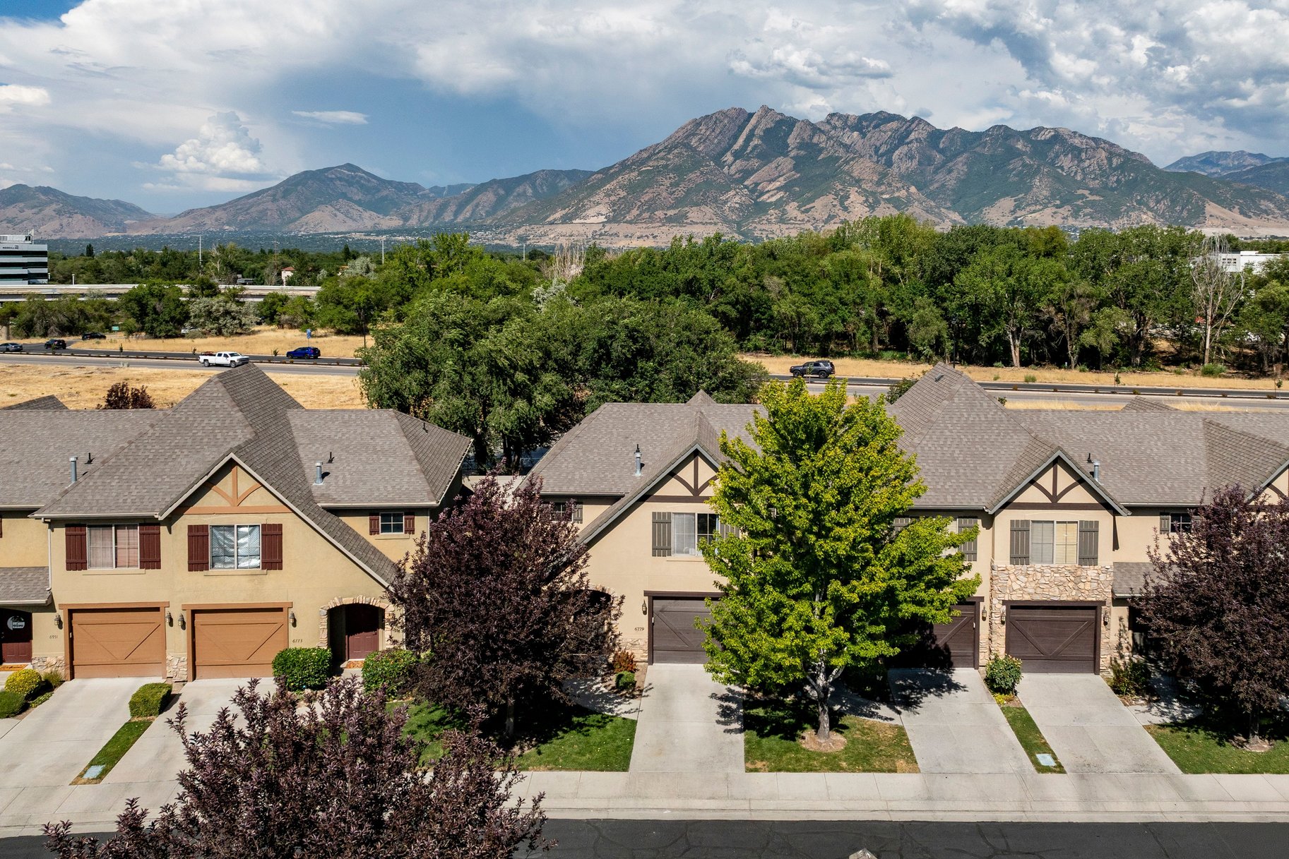  Fully Remodeled End-Unit in Prime Midvale Location - 物件實景