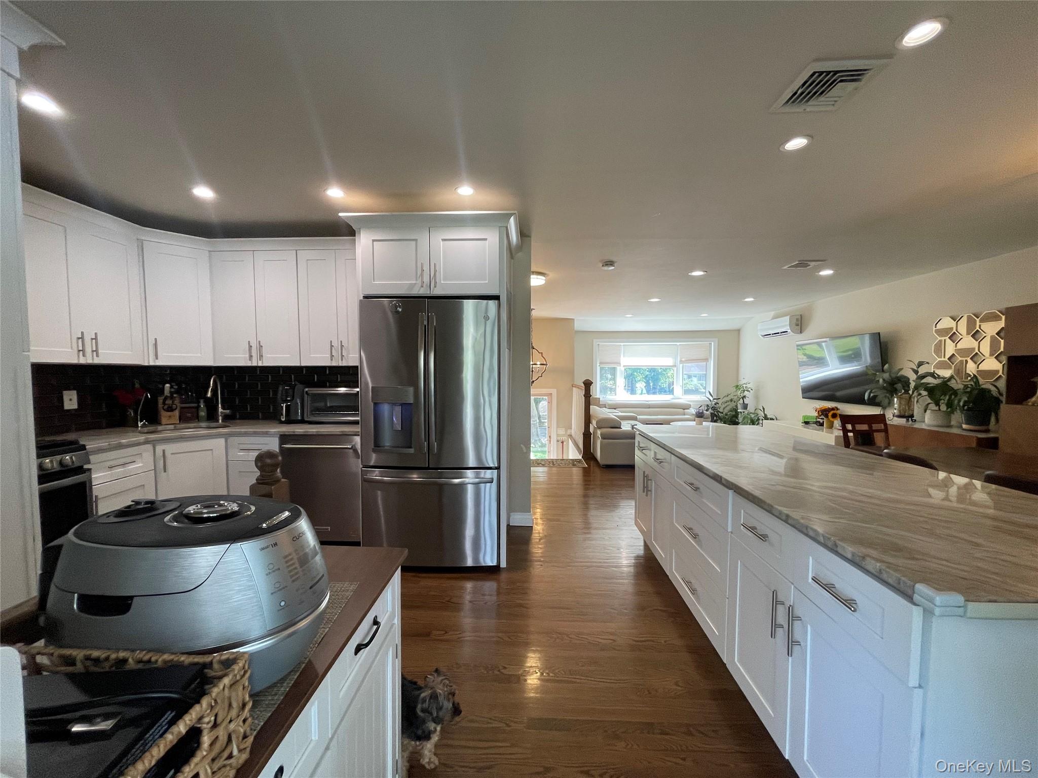 Commack, New York, 11725, United States, 6 Bedrooms Bedrooms, ,3 BathroomsBathrooms,Residential,For Sale,1917950