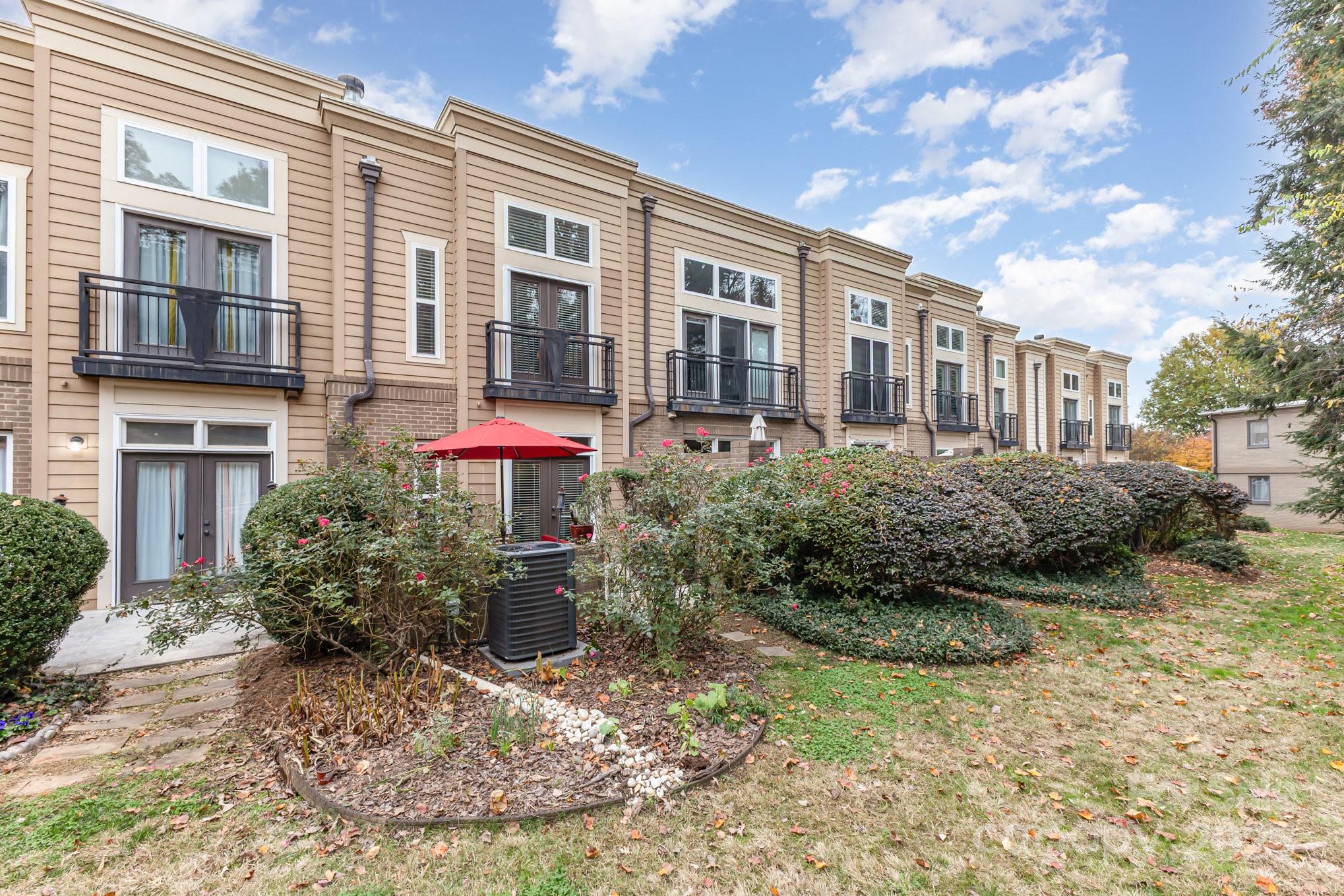 Charlotte, North Carolina, 28207, United States, 2 Bedrooms Bedrooms, ,3 BathroomsBathrooms,Residential,For Sale,1997449