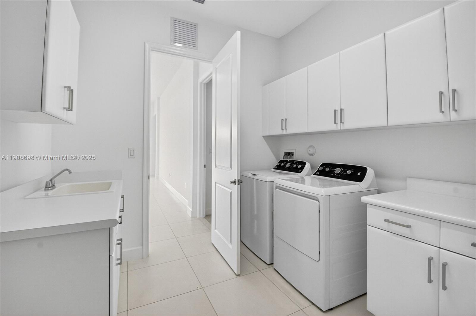 Boynton Beach, Florida, 33473, United States, 3 Bedrooms Bedrooms, ,4 BathroomsBathrooms,Residential,For Sale,1991077