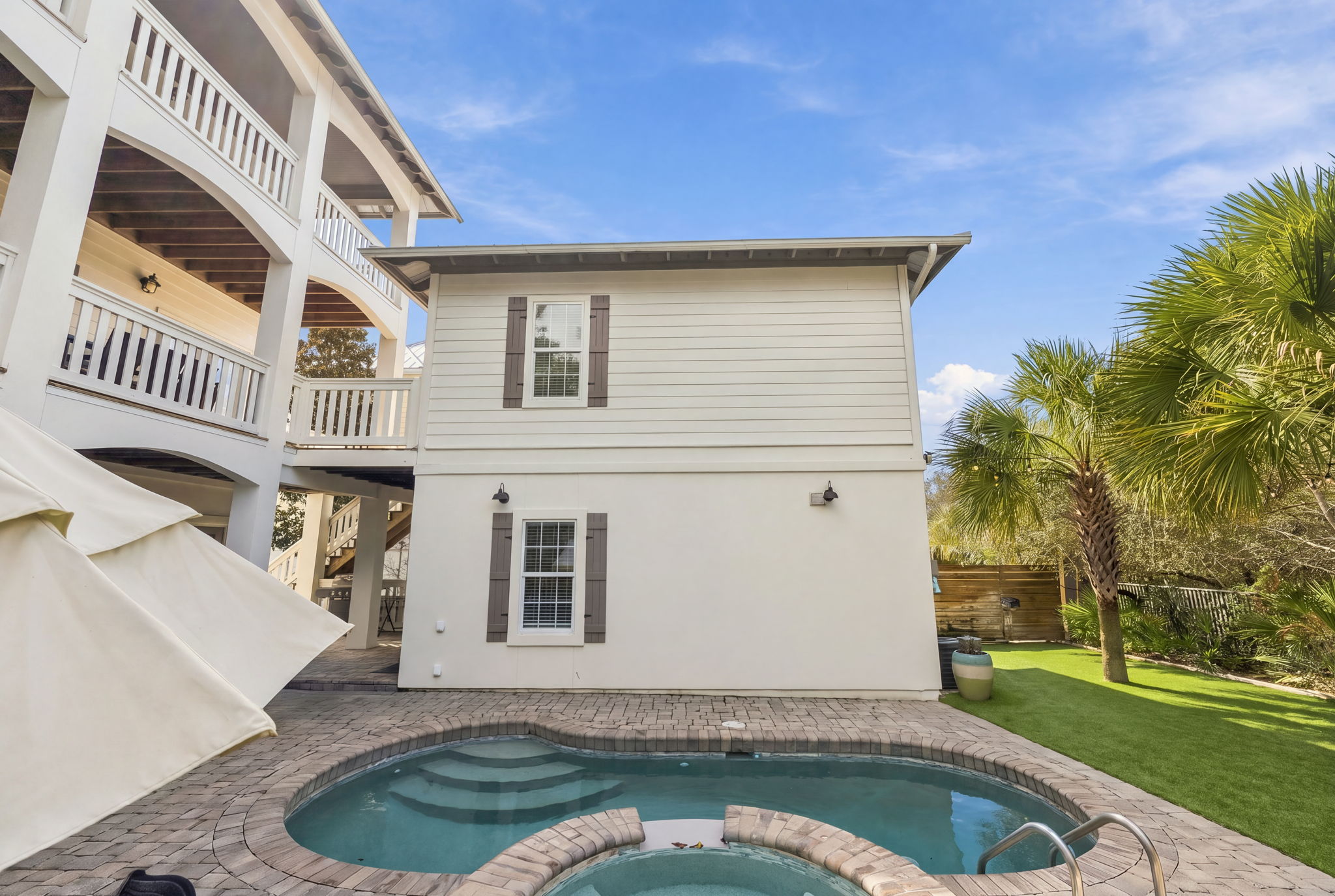  Updated Coastal Retreat With Courtyard Pool And Carriage House - 物件實景