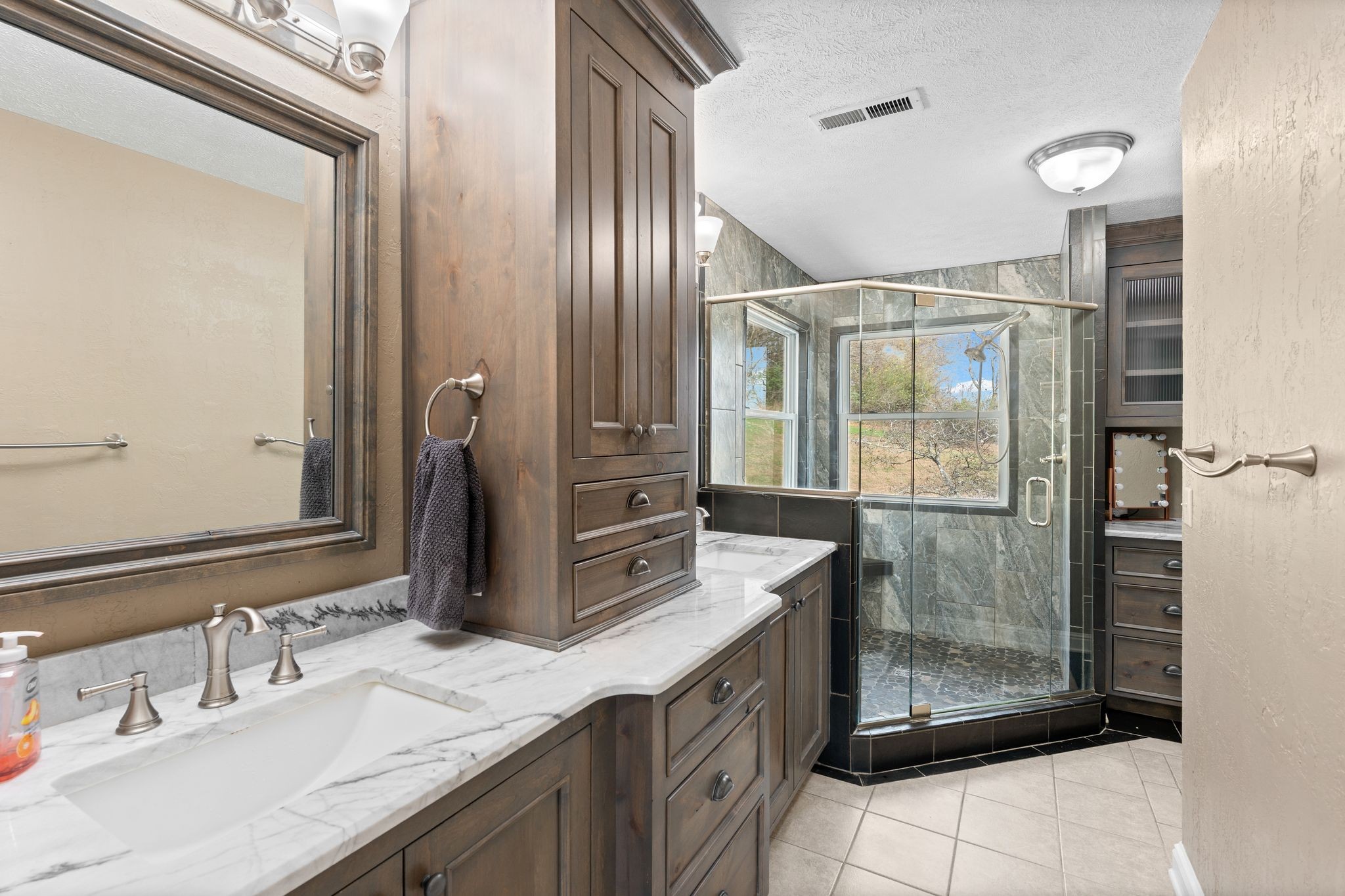 Lewisburg, Tennessee, 37091, United States, 4 Bedrooms Bedrooms, ,3 BathroomsBathrooms,Residential,For Sale,1999662