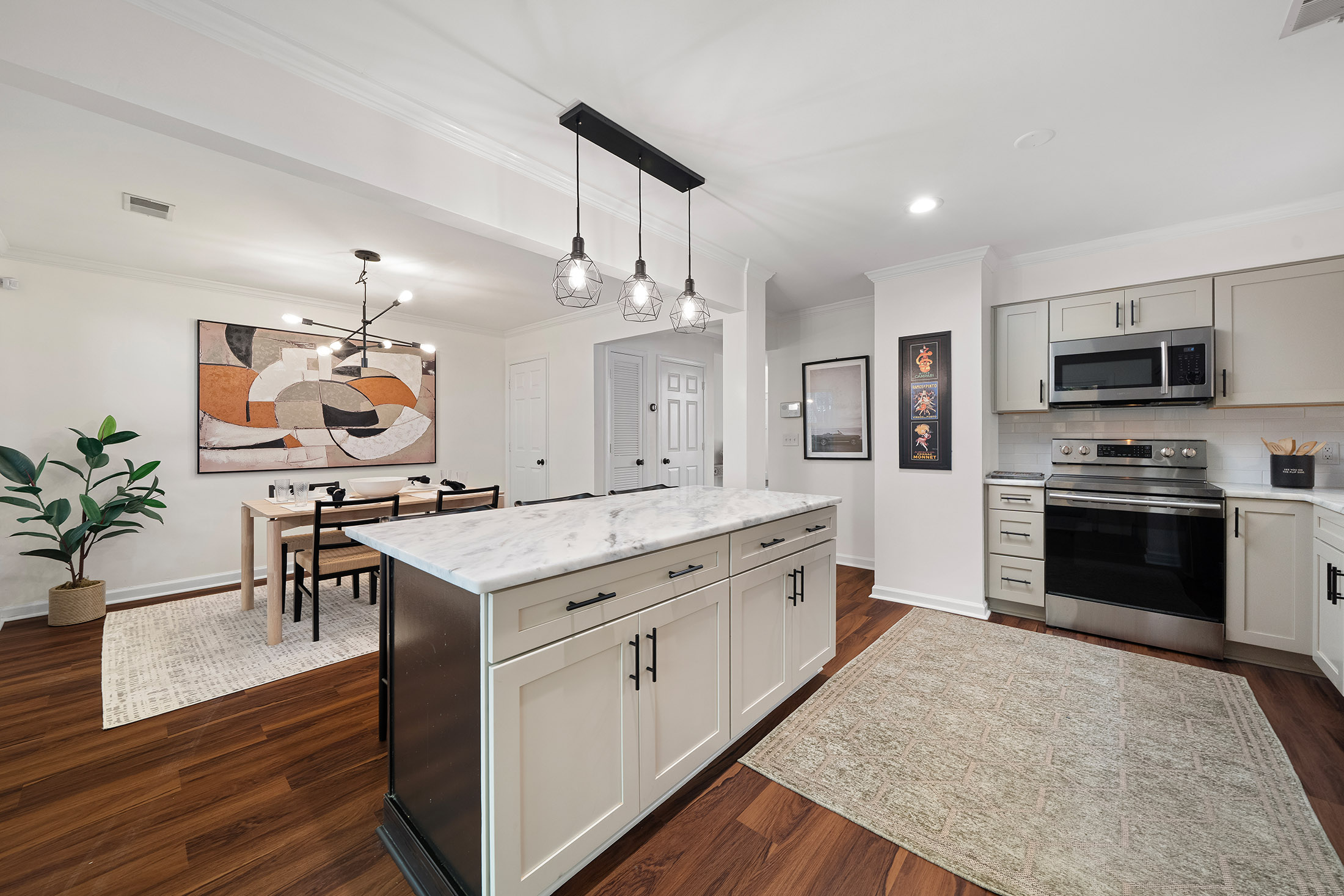  Stunning Turn-key Townhome Tucked Away in Desirable Woodbridge Crossing - 物件實景