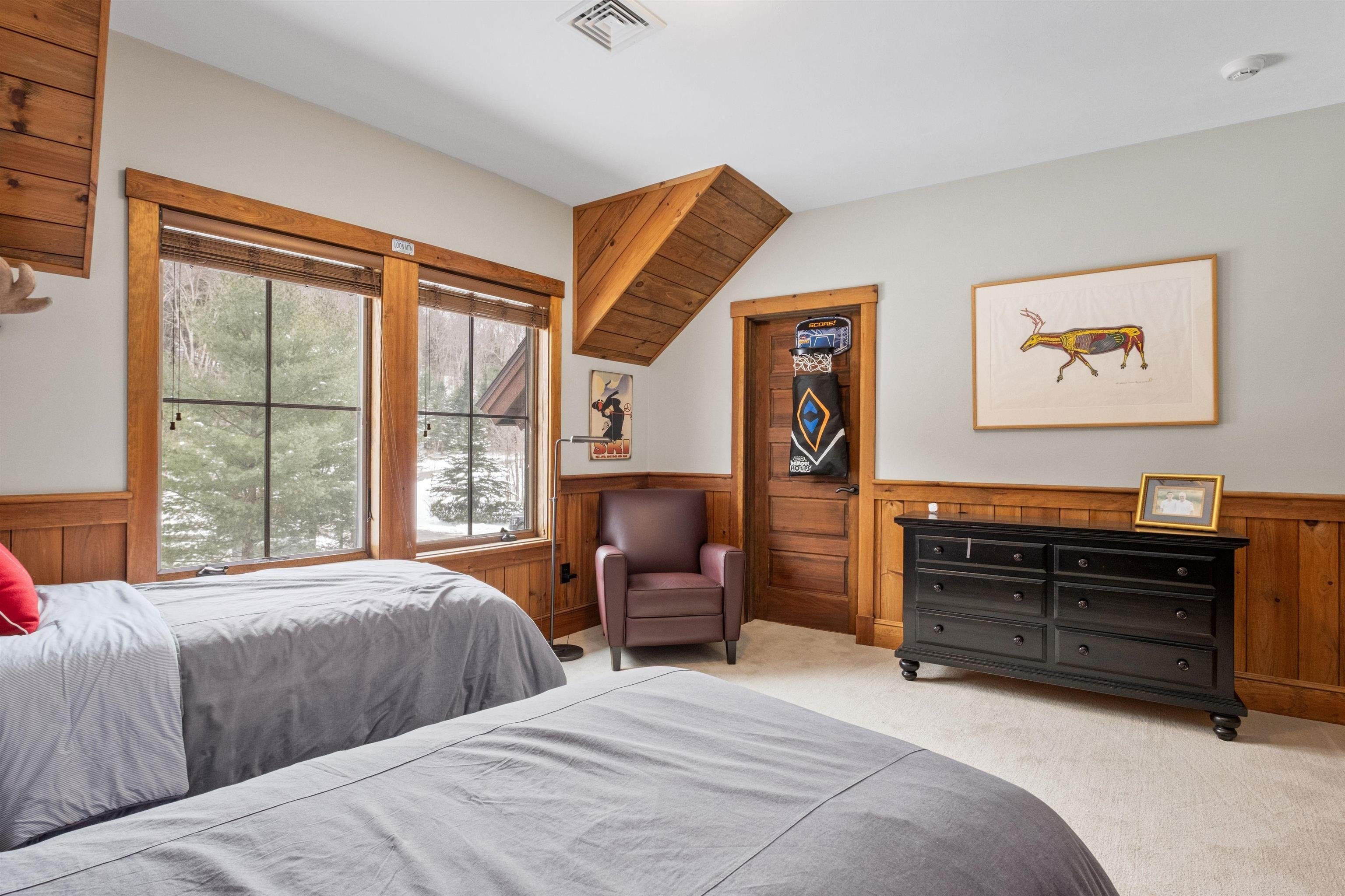 Lincoln, New Hampshire, 03251, United States, 7 Bedrooms Bedrooms, ,4 BathroomsBathrooms,Residential,For Sale,1983511