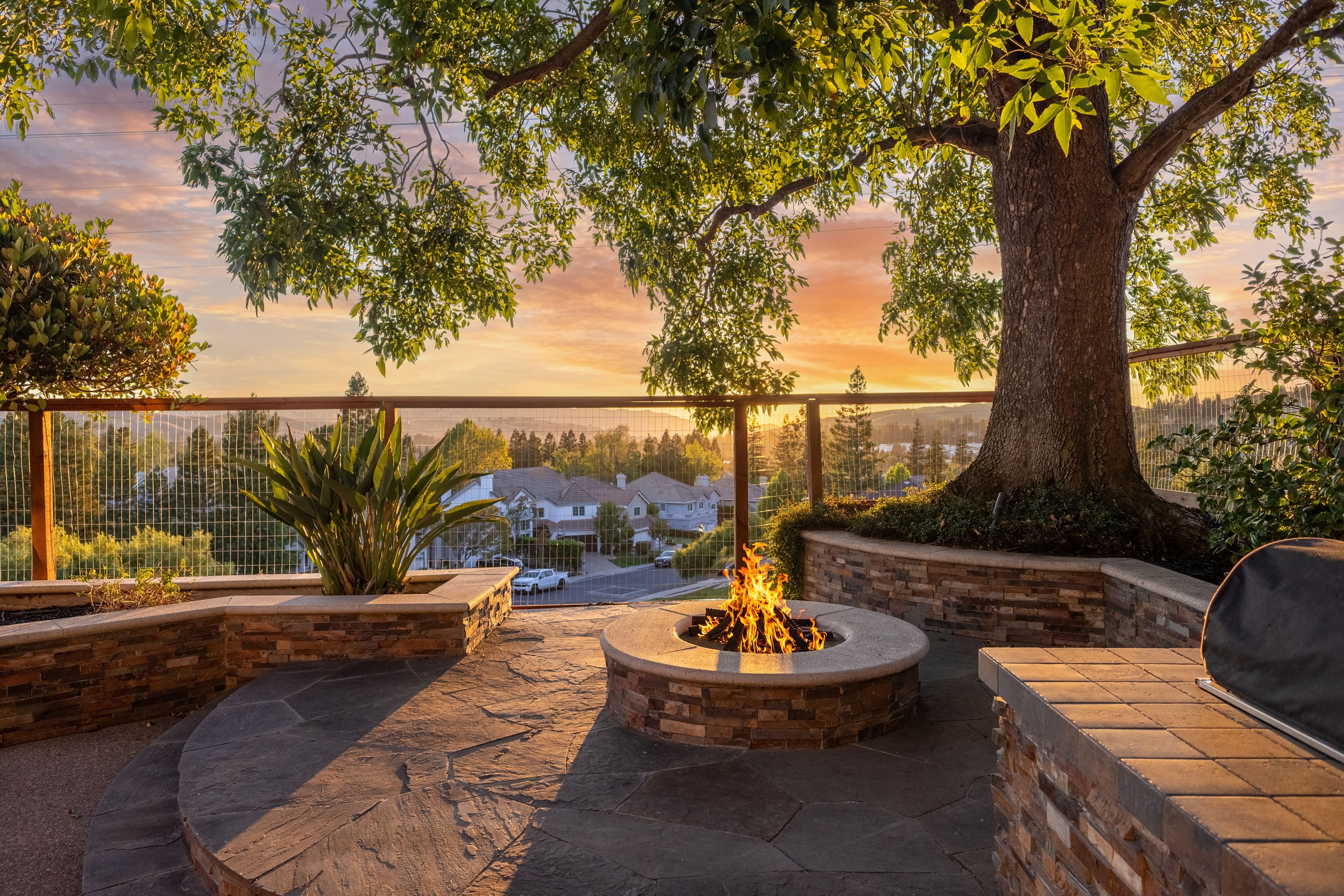  Award-Winning Curb Appeal with Spectacular Sunset Views - 物件實景