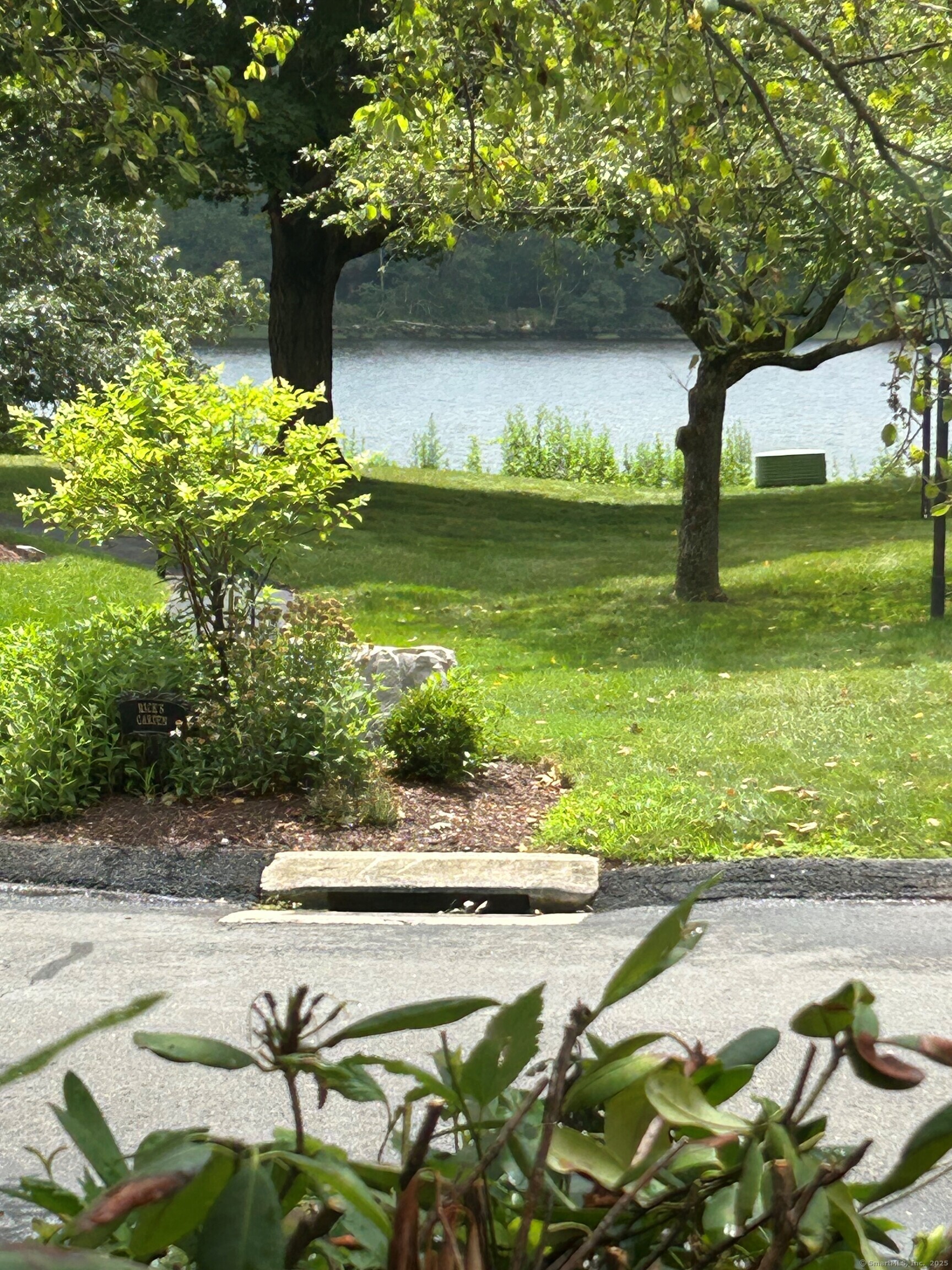 Stratford, Connecticut, 06614, United States, 2 Bedrooms Bedrooms, ,3 BathroomsBathrooms,Residential,For Sale,1885331