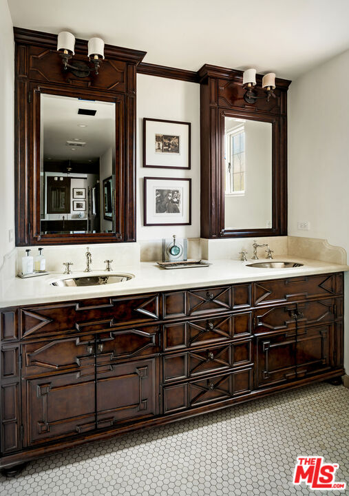 Los Angeles, California, 90068, United States, 4 Bedrooms Bedrooms, ,5 BathroomsBathrooms,Residential,For Sale,1910908