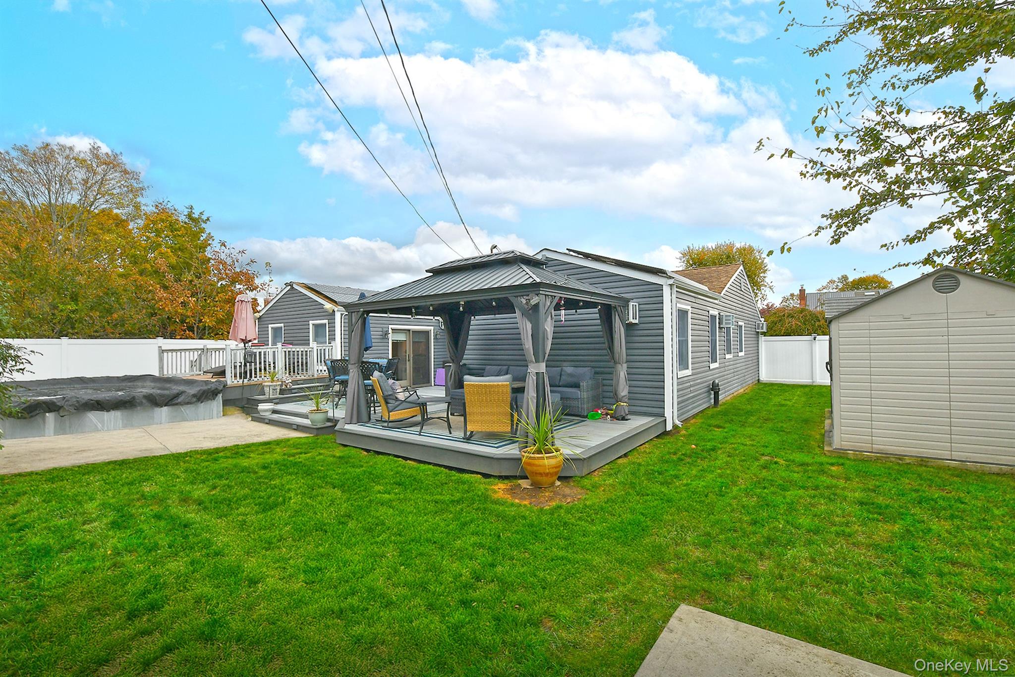 Hicksville, New York, 11801, United States, 3 Bedrooms Bedrooms, ,2 BathroomsBathrooms,Residential,For Sale,1986548