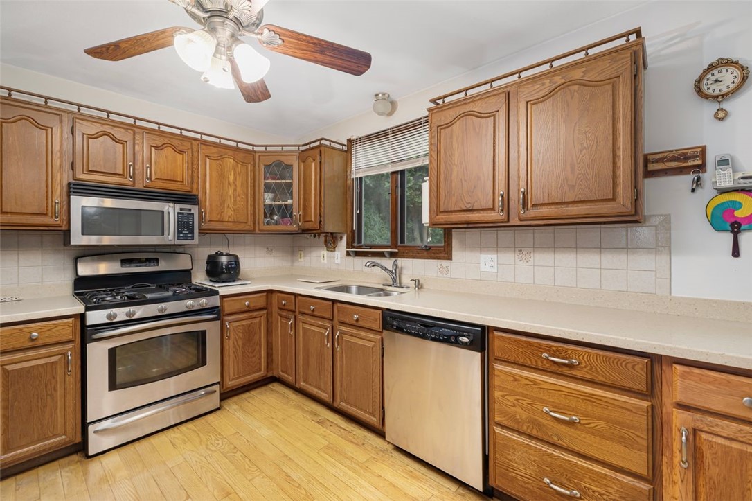 Cranston, Rhode Island, 02921, United States, 3 Bedrooms Bedrooms, ,2 BathroomsBathrooms,Residential,For Sale,1940913