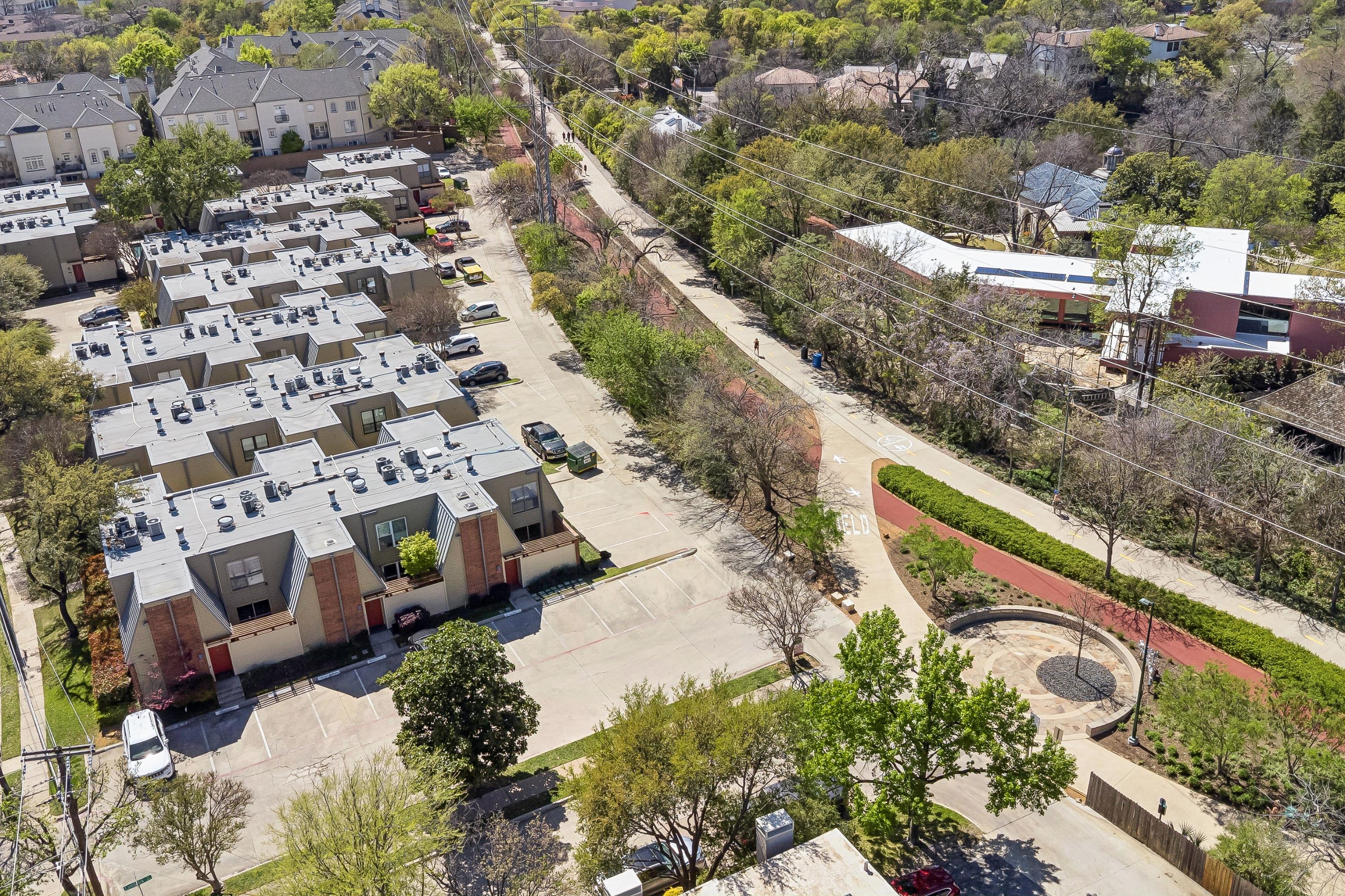  Katy Trail Condo Fully Remodeled with Private Turf Patio - 物件實景