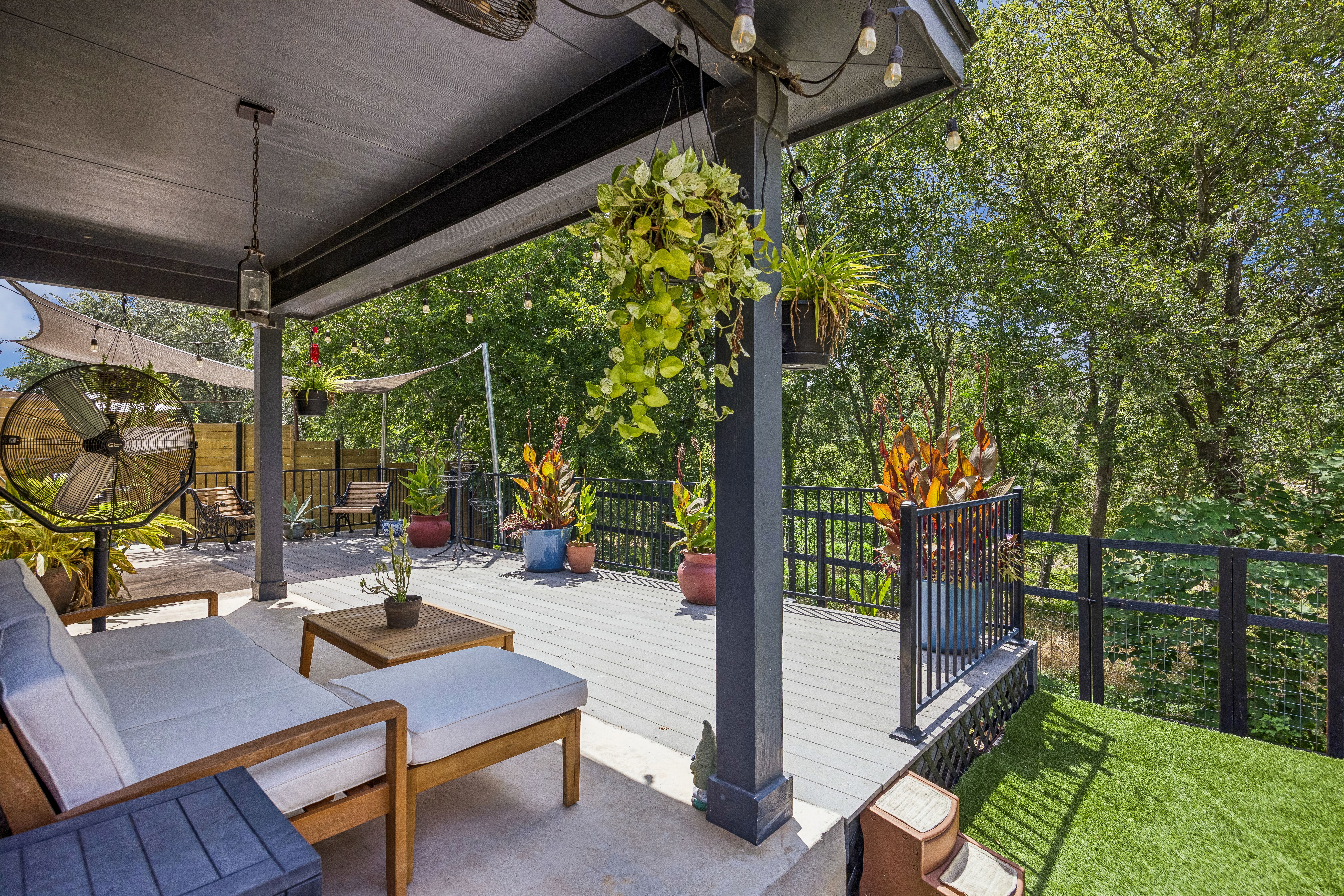  Single-Story Retreat Backing to Greenbelt in Knollwood on the Colorado River - 物件實景