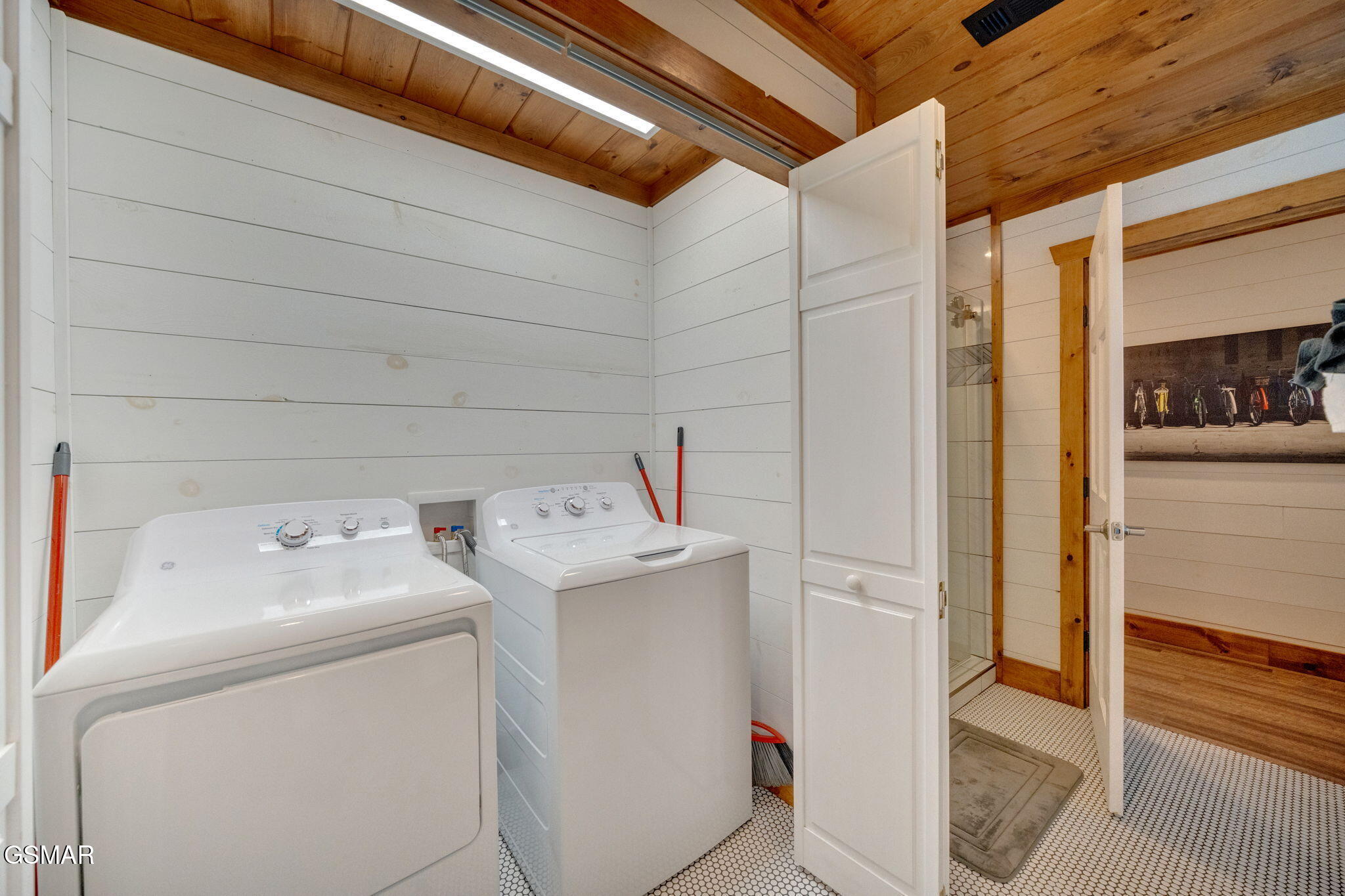 Gatlinburg, Tennessee, 37738, United States, 4 Bedrooms Bedrooms, ,5 BathroomsBathrooms,Residential,For Sale,1921348