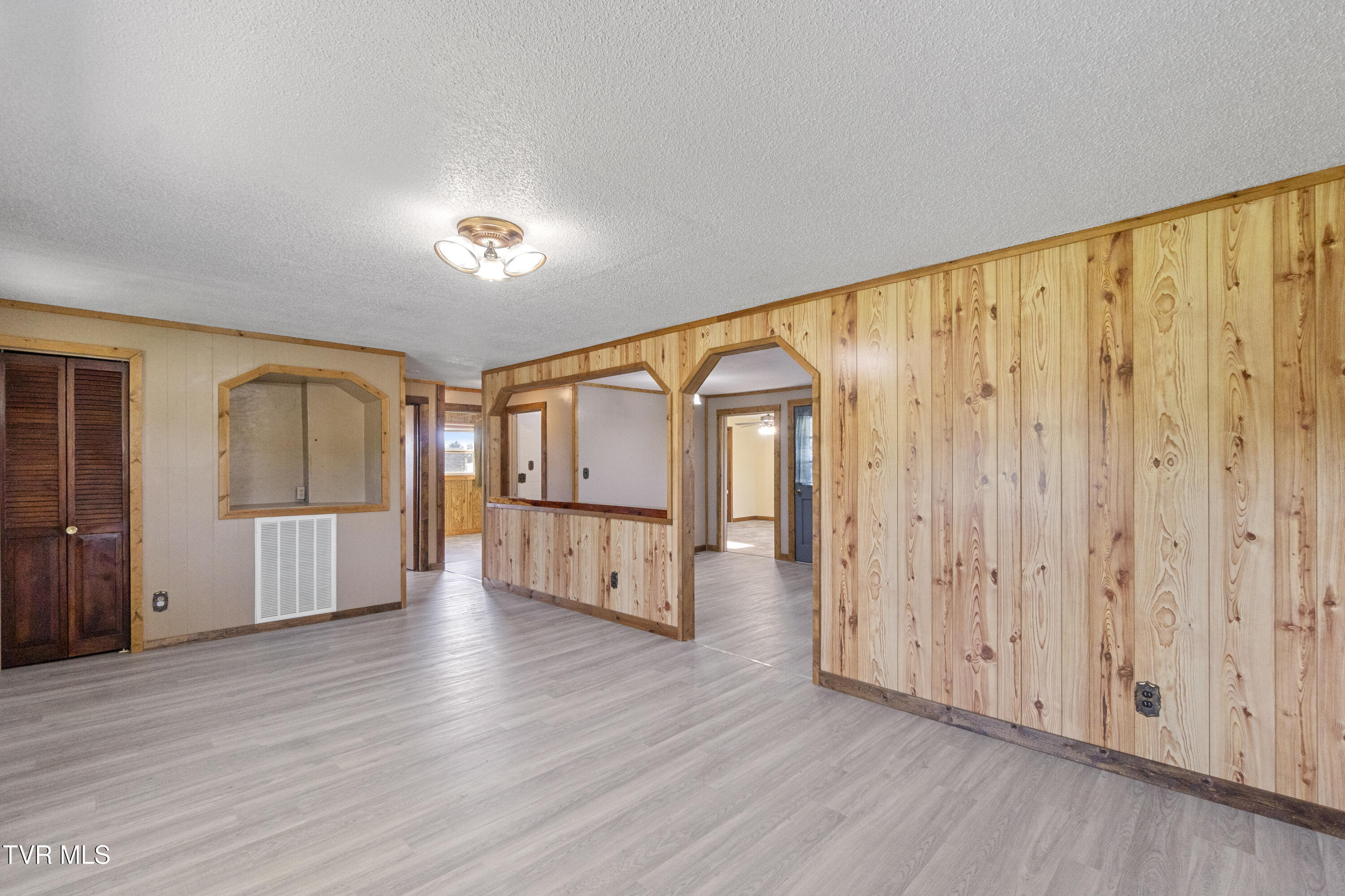 Greeneville, Tennessee, 37743, United States, 3 Bedrooms Bedrooms, ,2 BathroomsBathrooms,Residential,For Sale,1982221