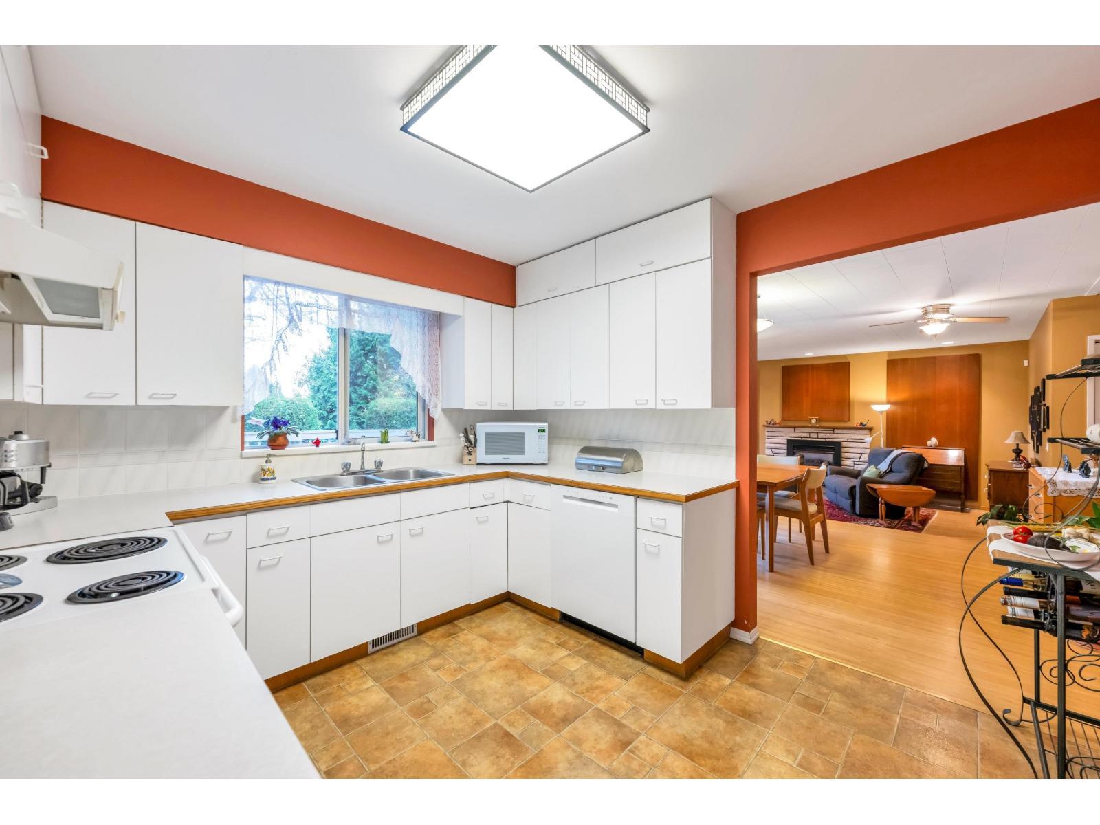 WHITE ROCK, British Columbia, V4B 4T7, CA, 4 Bedrooms Bedrooms, ,2 BathroomsBathrooms,Residential,For Sale,1951469