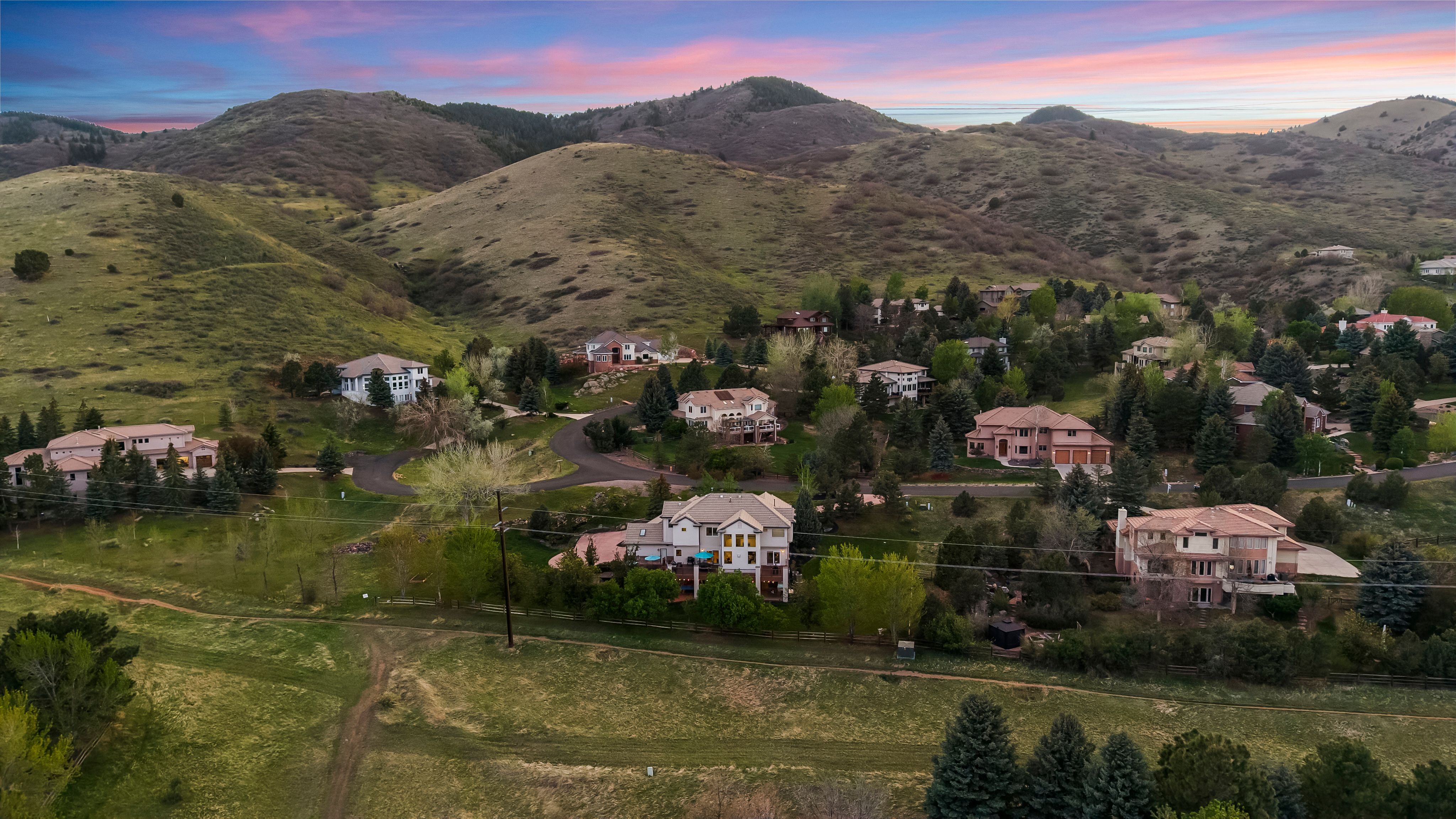  Stunning two-story walkout on a rare usable ¾-acre lot - 物件實景