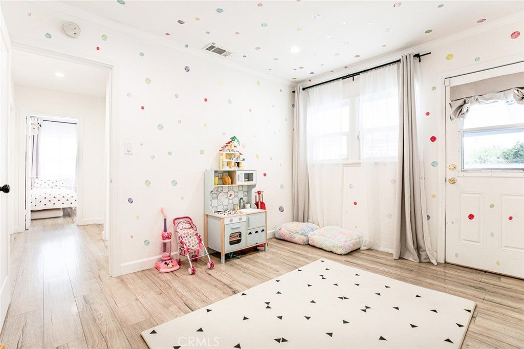 Van Nuys, California, 91402, United States, 3 Bedrooms Bedrooms, ,1 BathroomBathrooms,Residential,For Sale,1949812