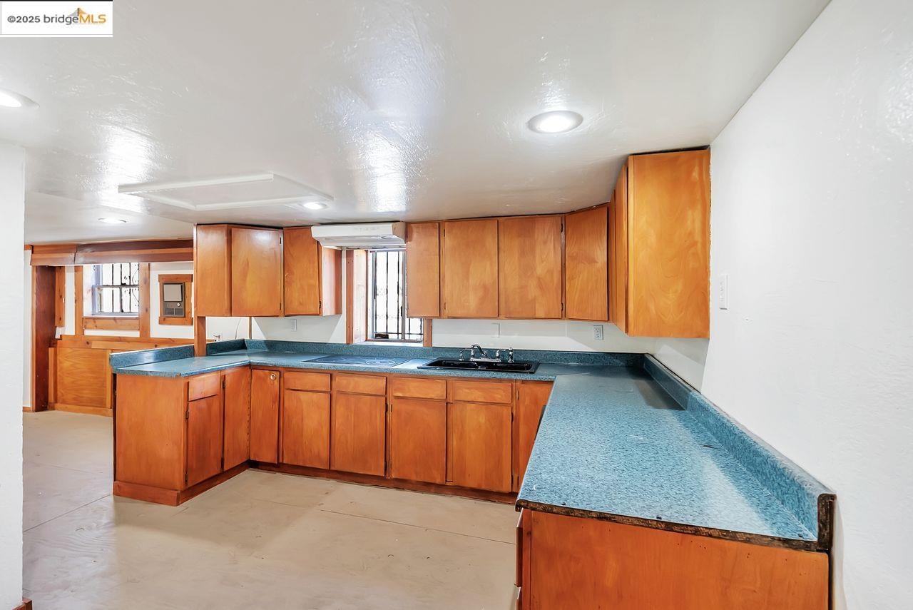 Oakland, California, 94608, United States, 6 Bedrooms Bedrooms, ,3 BathroomsBathrooms,Residential,For Sale,1939780