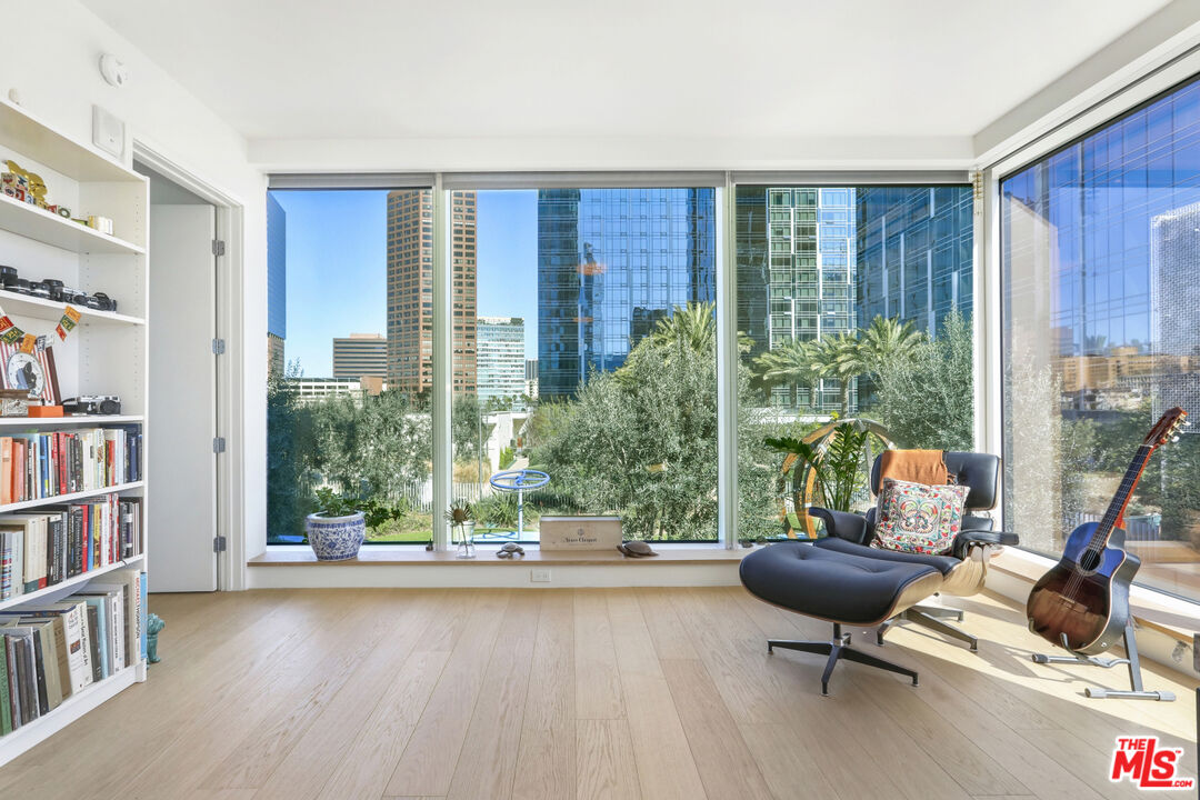 Los Angeles, California, 90017, United States, 1 Bedroom Bedrooms, ,2 BathroomsBathrooms,Residential,For Sale,1987856