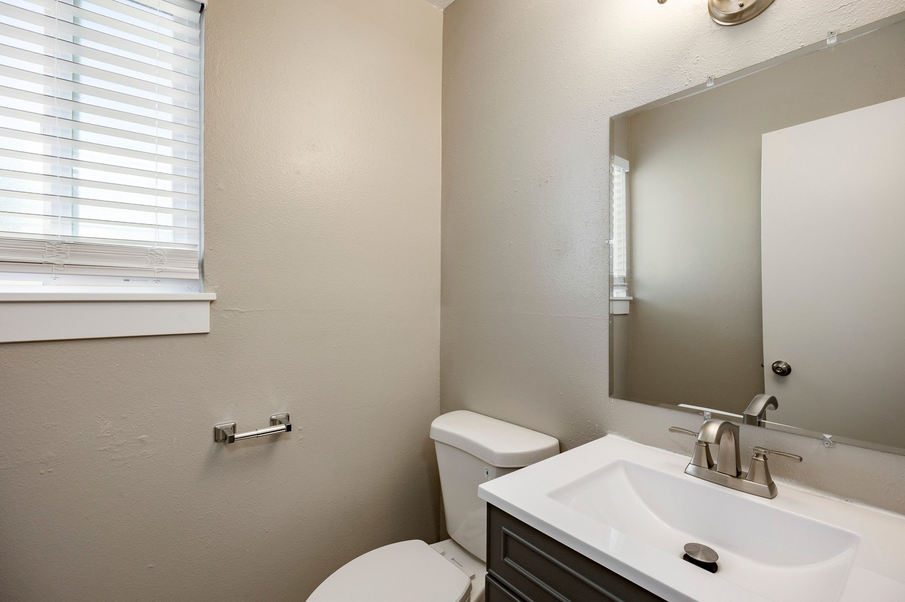  Turnkey Duplex Opportunity with Long-Term Tenant in Place - 物件實景
