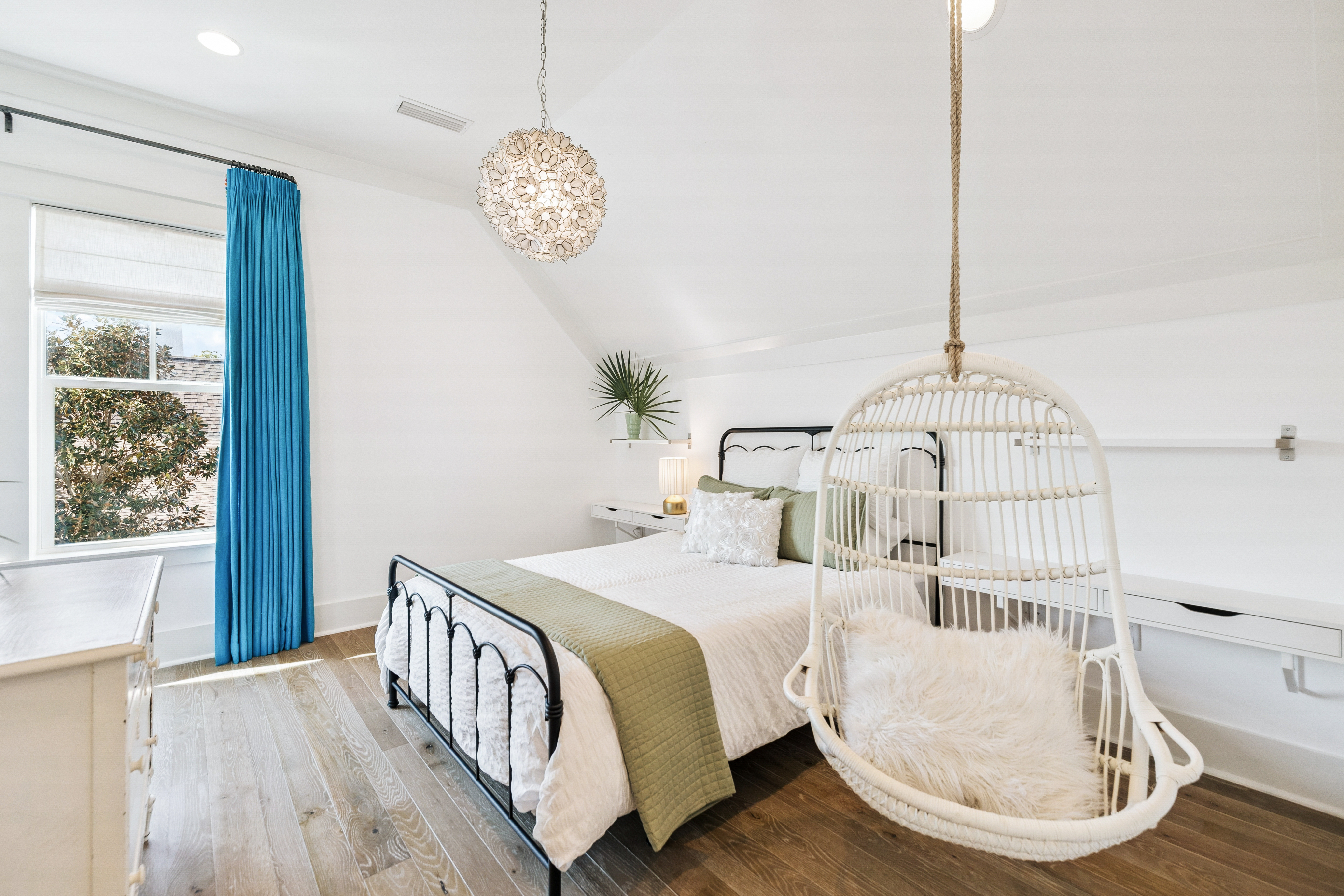  Designer-Furnished Coastal Retreat with Cabana & Outdoor Fireplace - 物件實景