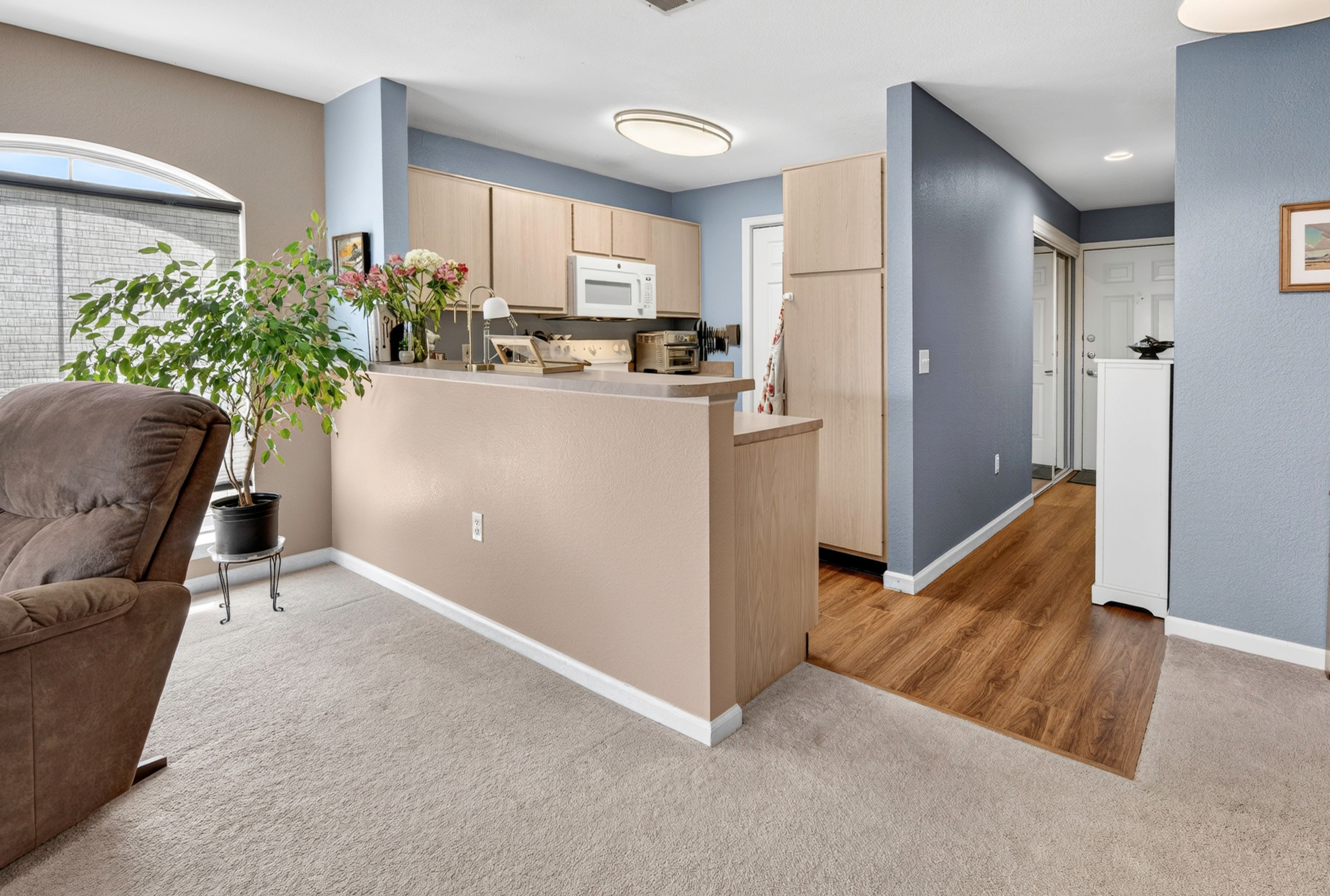  Sun-Drenched, Top-Floor End-Unit Condominium in the Heart of Central Boulder - 物件實景