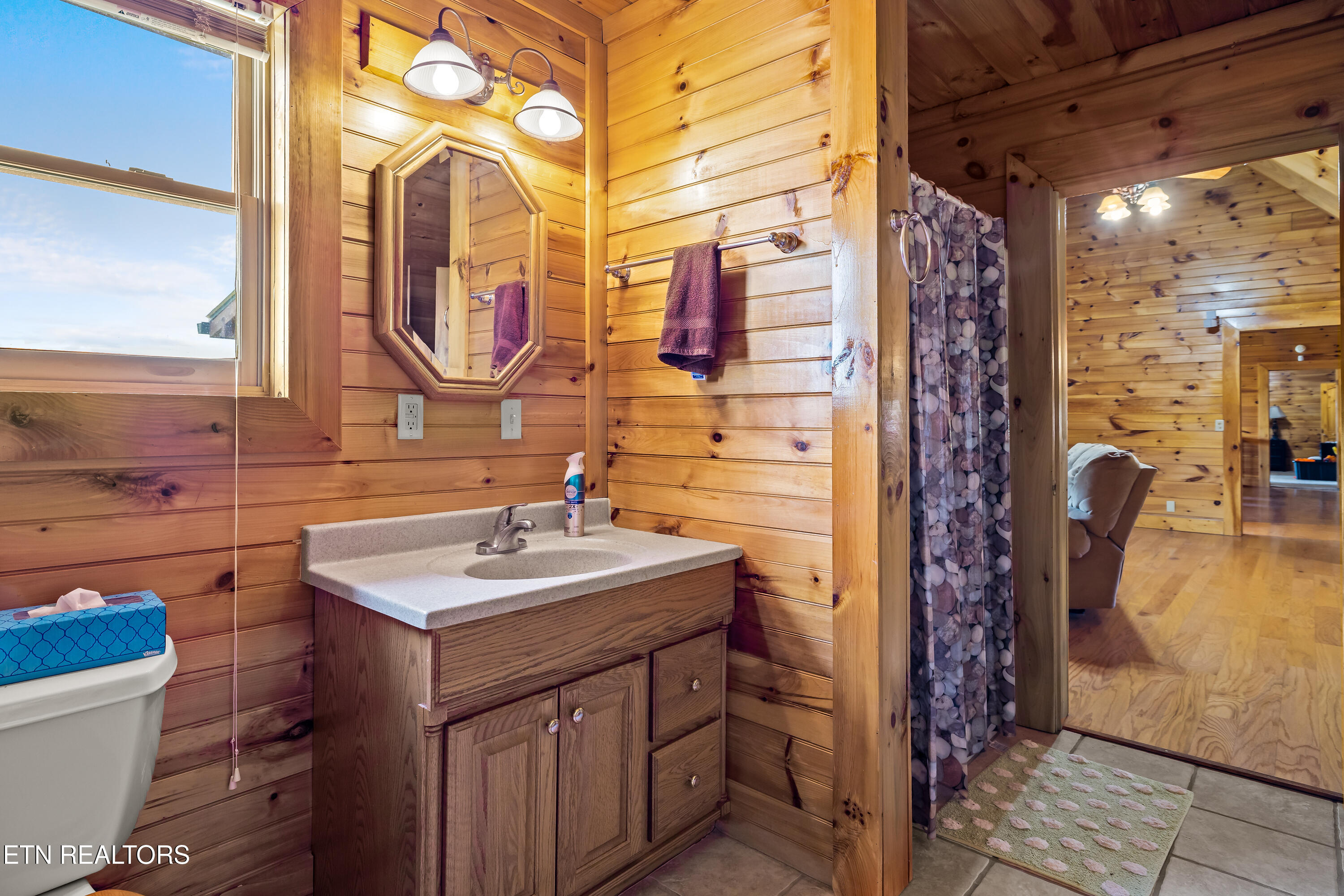 Vonore, Tennessee, 37885, United States, 3 Bedrooms Bedrooms, ,4 BathroomsBathrooms,Residential,For Sale,2048933