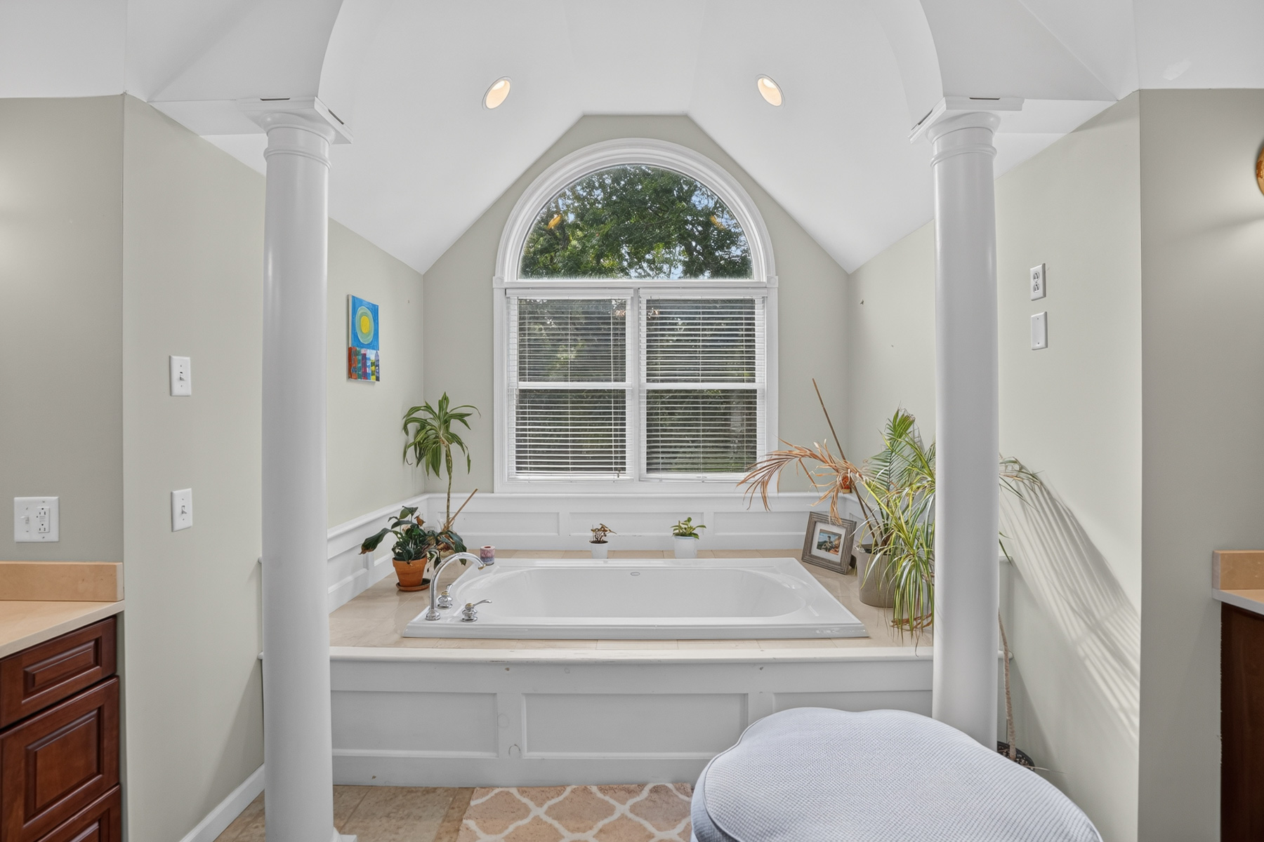  Expanded Cape-Style Home in Oak Bluffs - 物件實景