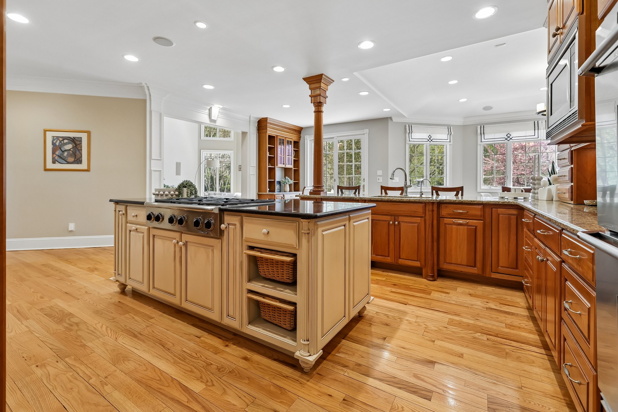  Stunning Belle Mead Estate with Private Theater, Gym, and Designer Finishes - 物件實景