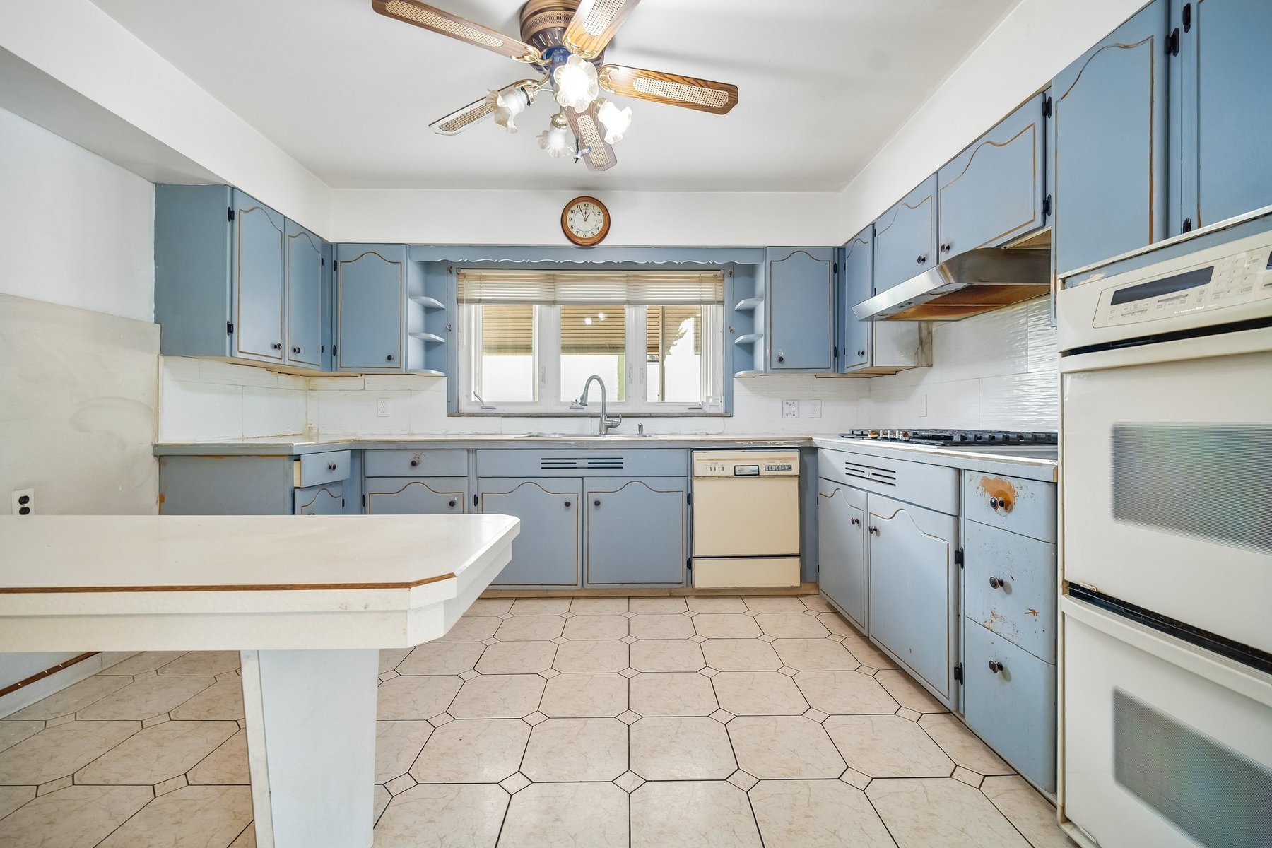  Charming Brick Ranch Home Ready for Your Vision - 物件實景
