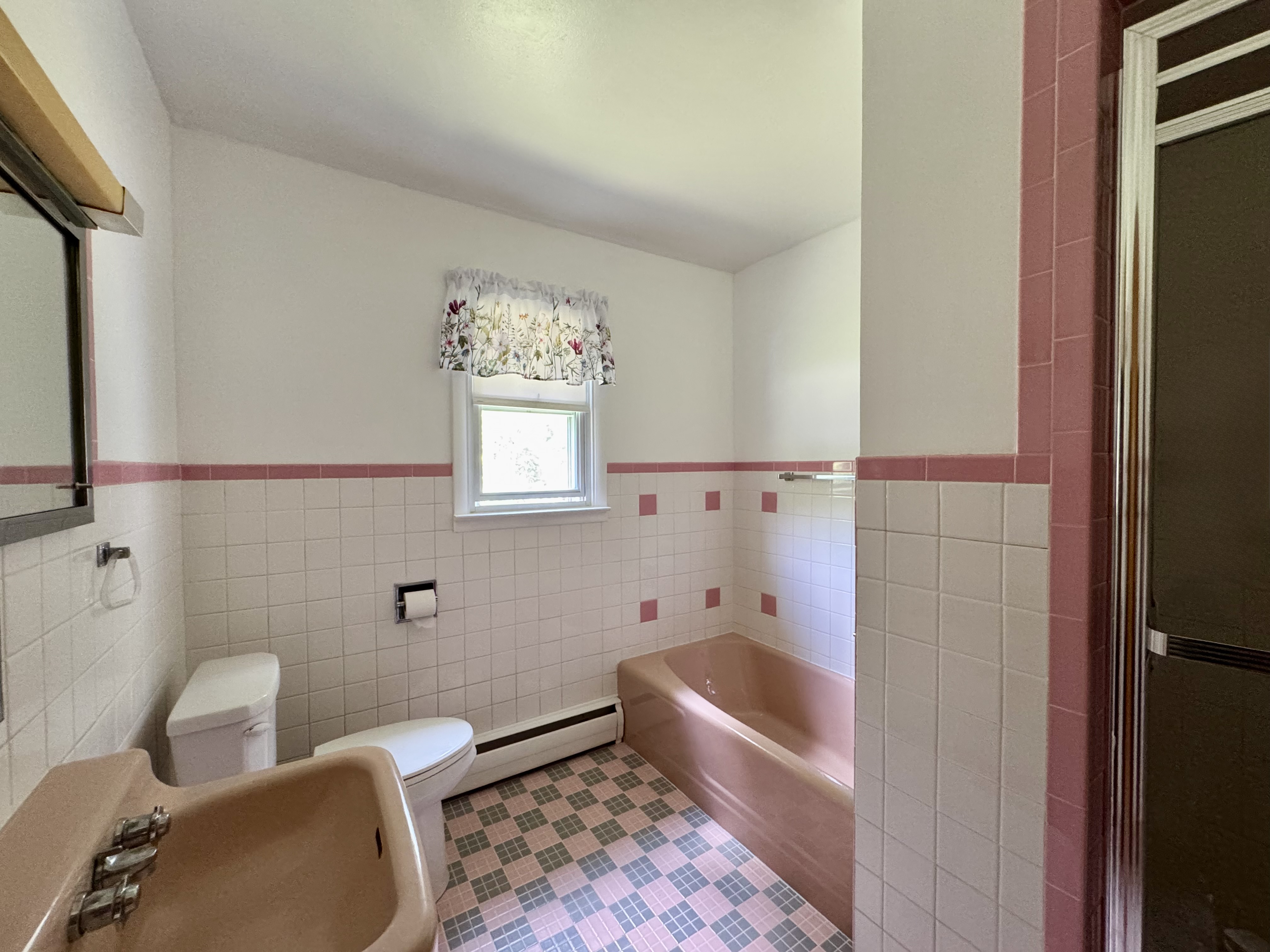 Catskill, New York, 12414, United States, 6 Bedrooms Bedrooms, ,3 BathroomsBathrooms,Residential,For Sale,1983582
