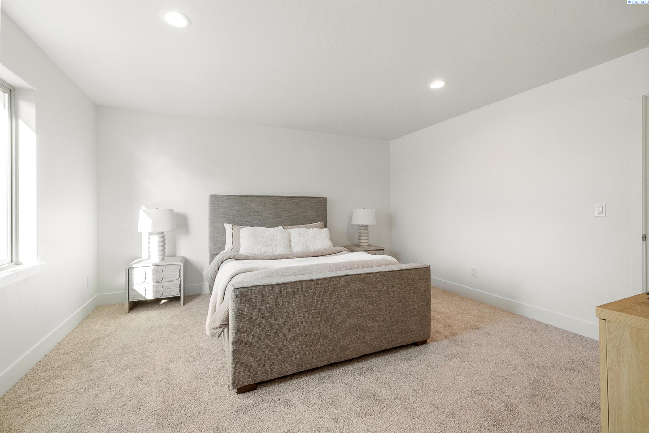 Kennewick, Washington, 99337, United States, 7 Bedrooms Bedrooms, ,Residential,For Sale,1794567