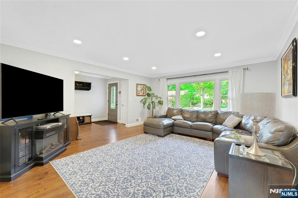 River Edge, New Jersey, 07661, United States, 4 Bedrooms Bedrooms, ,3 BathroomsBathrooms,Residential,For Sale,1988189