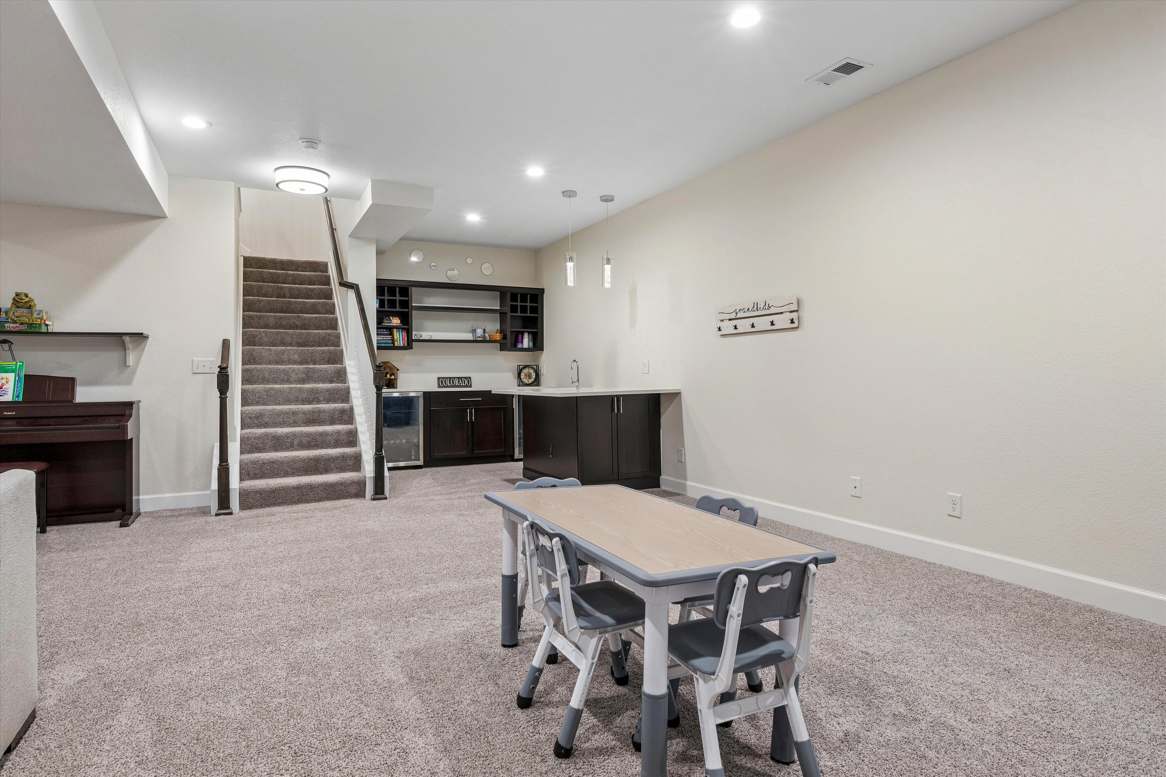  Thoughtfully  Updated and Move-In Ready - 物件實景