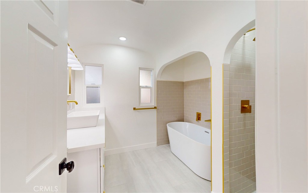 LOS ANGELES, California, 90018, United States, 3 Bedrooms Bedrooms, ,2 BathroomsBathrooms,Residential,For Sale,1747576